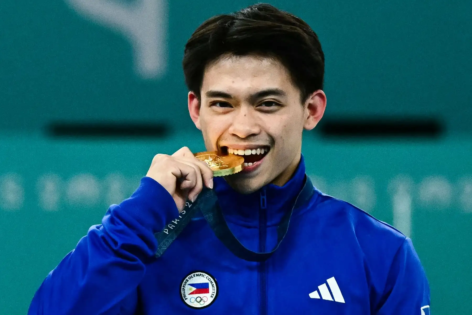 Carlos Edriel Yulo, de Filipinas, posa durante la ceremonia del podio de la prueba de salto de gimnasia artística masculina de los Juegos Olímpicos de París 2024. AFP