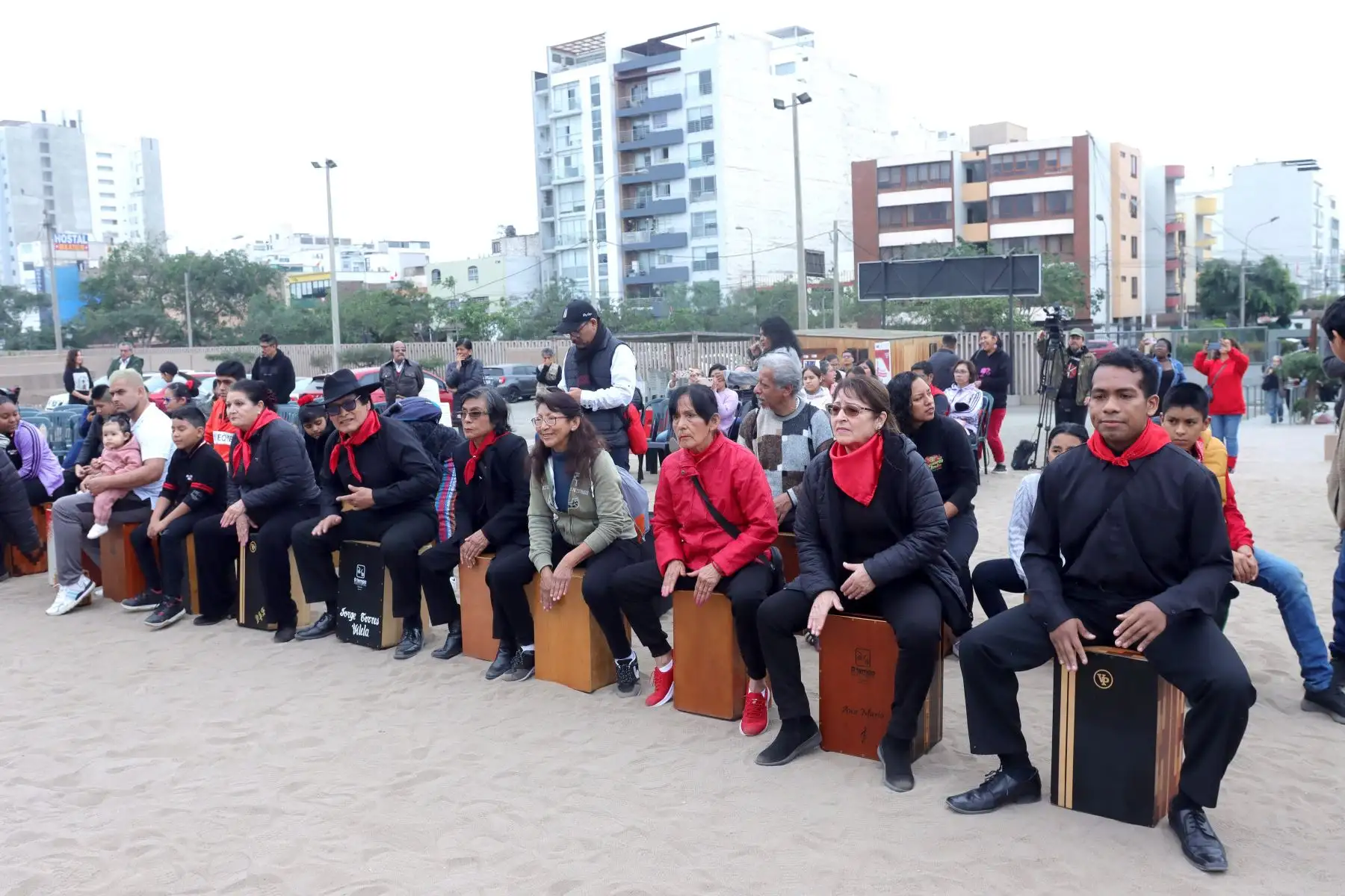 En el marco de las celebraciones por el ‘Día del Cajón Peruano’, la ministra de Cultura, 
Leslie Urteaga, entregó la distinción de Personalidad Meritoria de la Cultura a Rocío Graciela Nicasio Abán y Medalla de Honor, póstuma, a Rafael Santa Cruz, portadores de estos saberes.
Foto: ANDINA / Lino Chipana.