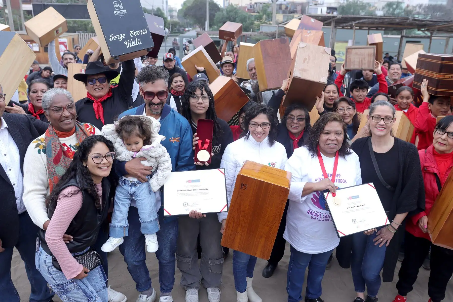 En el marco de las celebraciones por el ‘Día del Cajón Peruano’, la ministra de Cultura, 
Leslie Urteaga, entregó la distinción de Personalidad Meritoria de la Cultura a Rocío Graciela Nicasio Abán y Medalla de Honor, póstuma, a Rafael Santa Cruz, portadores de estos saberes.
Foto: ANDINA / Lino Chipana.