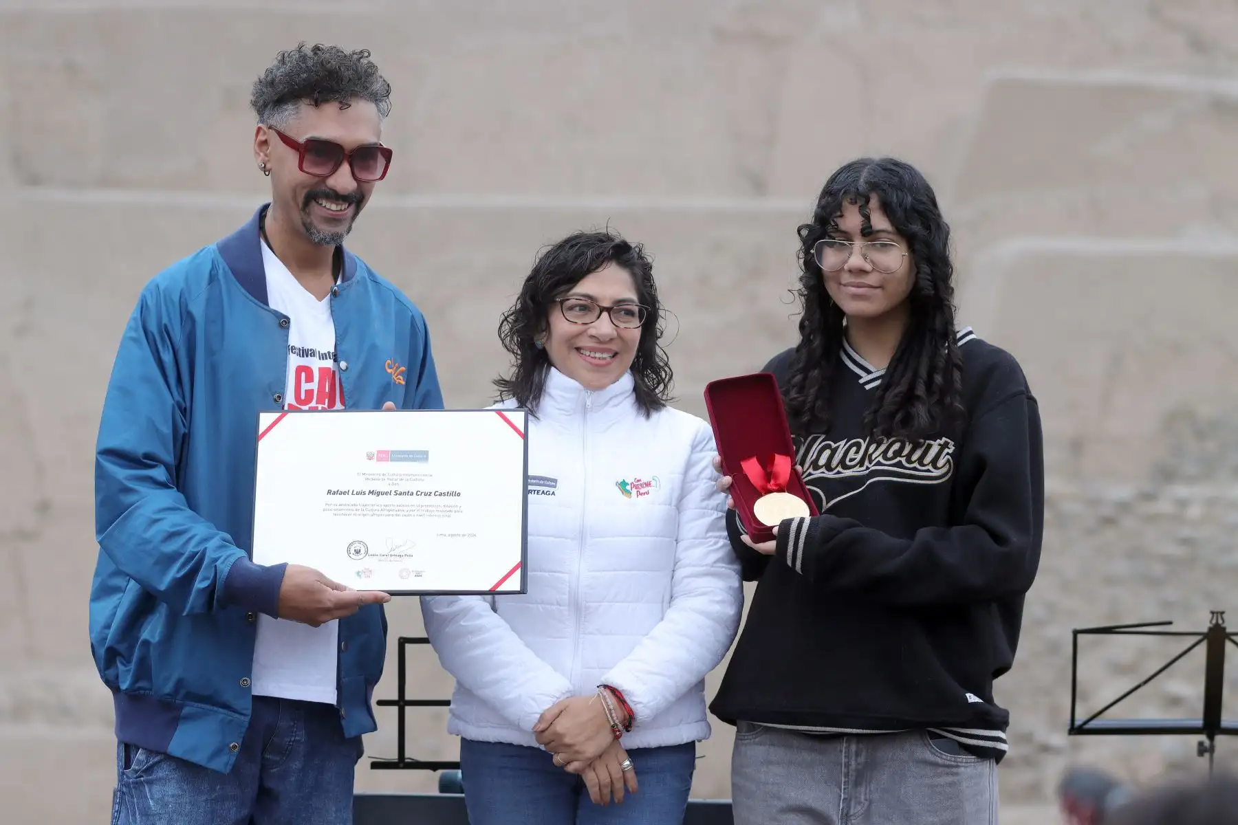 En el marco de las celebraciones por el ‘Día del Cajón Peruano’, la ministra de Cultura, 
Leslie Urteaga, entregó la distinción de Personalidad Meritoria de la Cultura a Rocío Graciela Nicasio Abán y Medalla de Honor, póstuma, a Rafael Santa Cruz, portadores de estos saberes.
Foto: ANDINA / Lino Chipana.