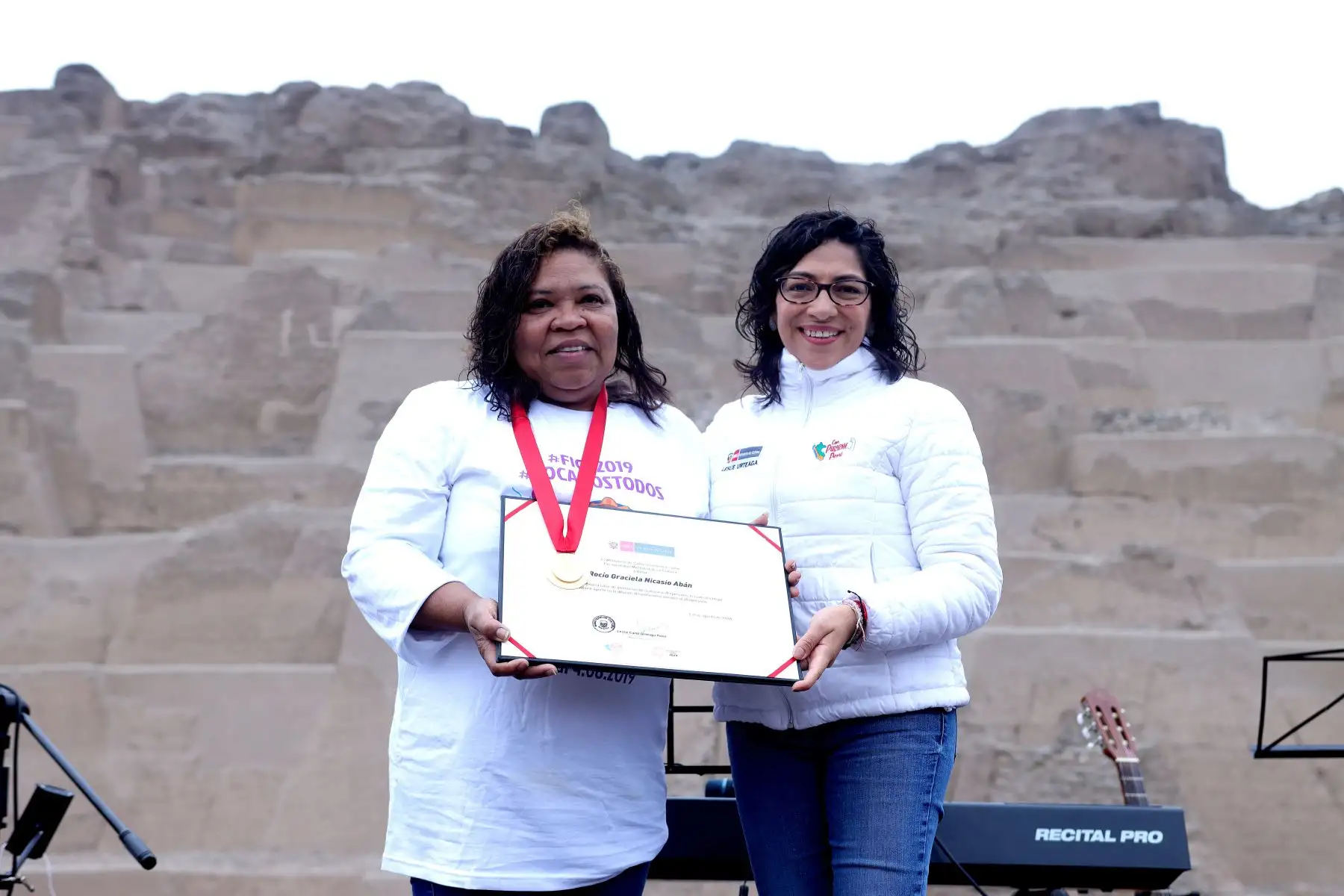 En el marco de las celebraciones por el ‘Día del Cajón Peruano’, la ministra de Cultura, 
Leslie Urteaga, entregó la distinción de Personalidad Meritoria de la Cultura a Rocío Graciela Nicasio Abán y Medalla de Honor, póstuma, a Rafael Santa Cruz, portadores de estos saberes.
Foto: ANDINA / Lino Chipana.