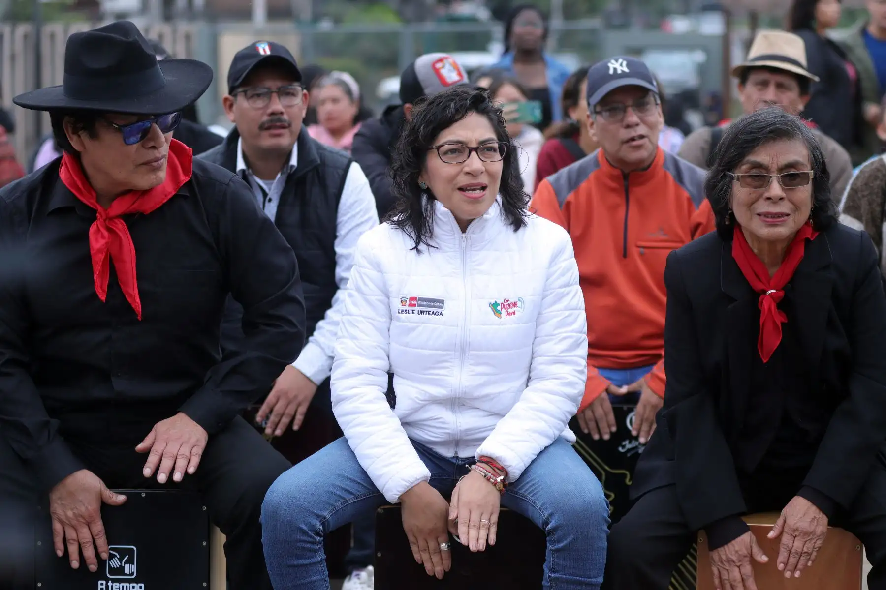 En el marco de las celebraciones por el ‘Día del Cajón Peruano’, la ministra de Cultura, 
Leslie Urteaga, entregó la distinción de Personalidad Meritoria de la Cultura a Rocío Graciela Nicasio Abán y Medalla de Honor, póstuma, a Rafael Santa Cruz, portadores de estos saberes.
Foto: ANDINA / Lino Chipana.