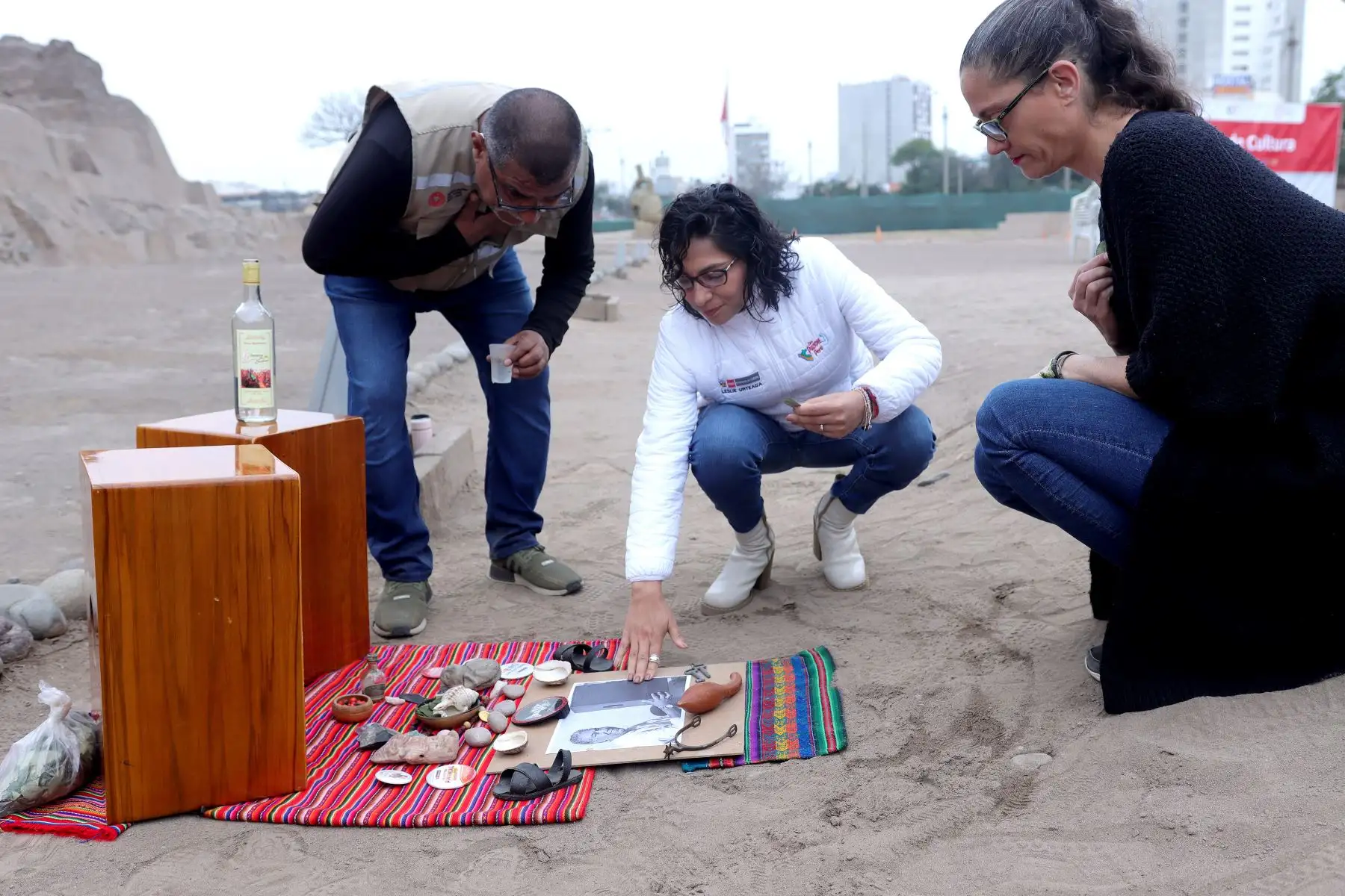 En el marco de las celebraciones por el ‘Día del Cajón Peruano’, la ministra de Cultura, 
Leslie Urteaga, entregó la distinción de Personalidad Meritoria de la Cultura a Rocío Graciela Nicasio Abán y Medalla de Honor, póstuma, a Rafael Santa Cruz, portadores de estos saberes.
Foto: ANDINA / Lino Chipana.