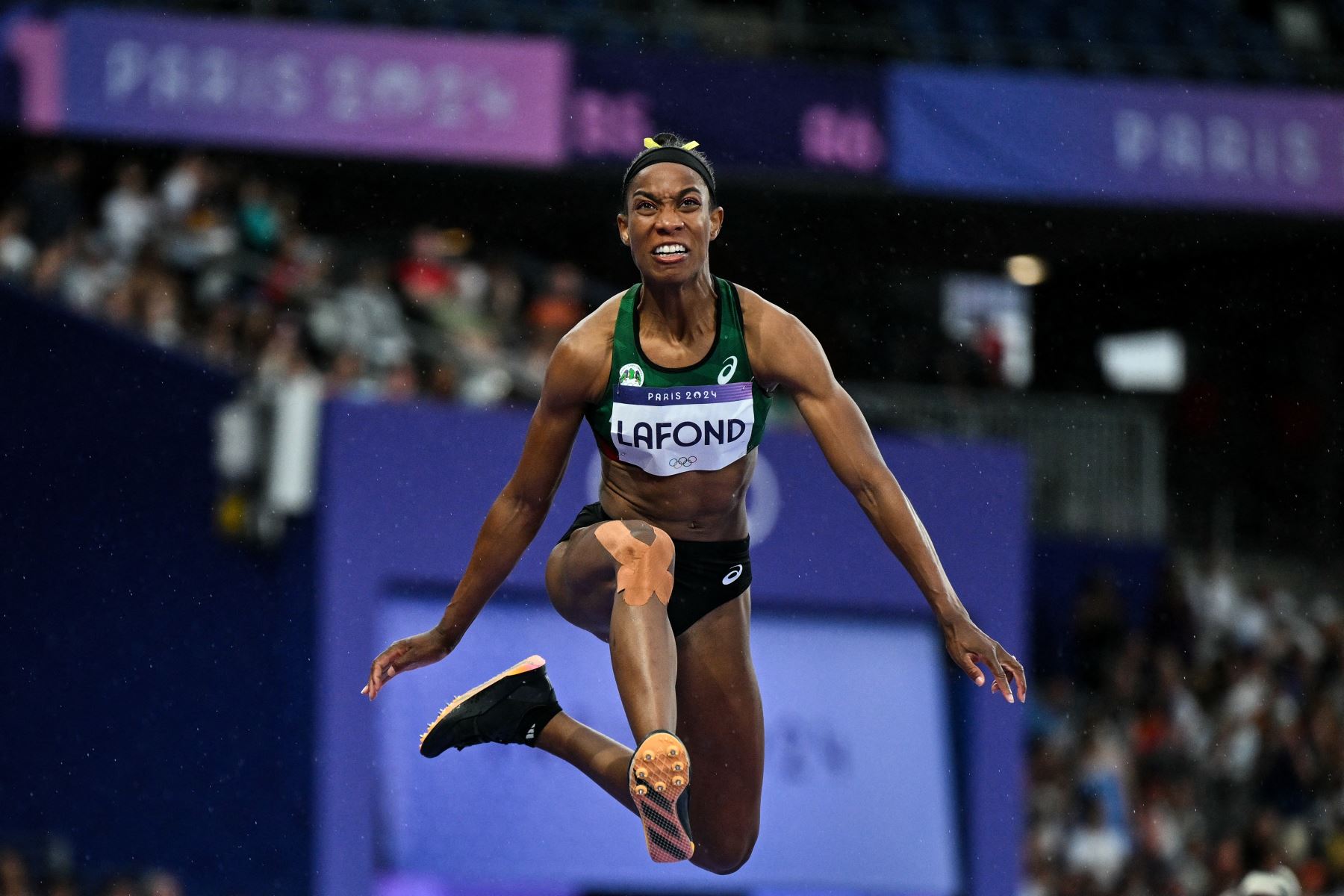 Thea Lafond de Dominica compite en la final de triple salto femenino de la prueba de atletismo de los Juegos Olímpicos de París 2024 en el Stade de France en Saint-Denis, al norte de París.
Foto: AFP