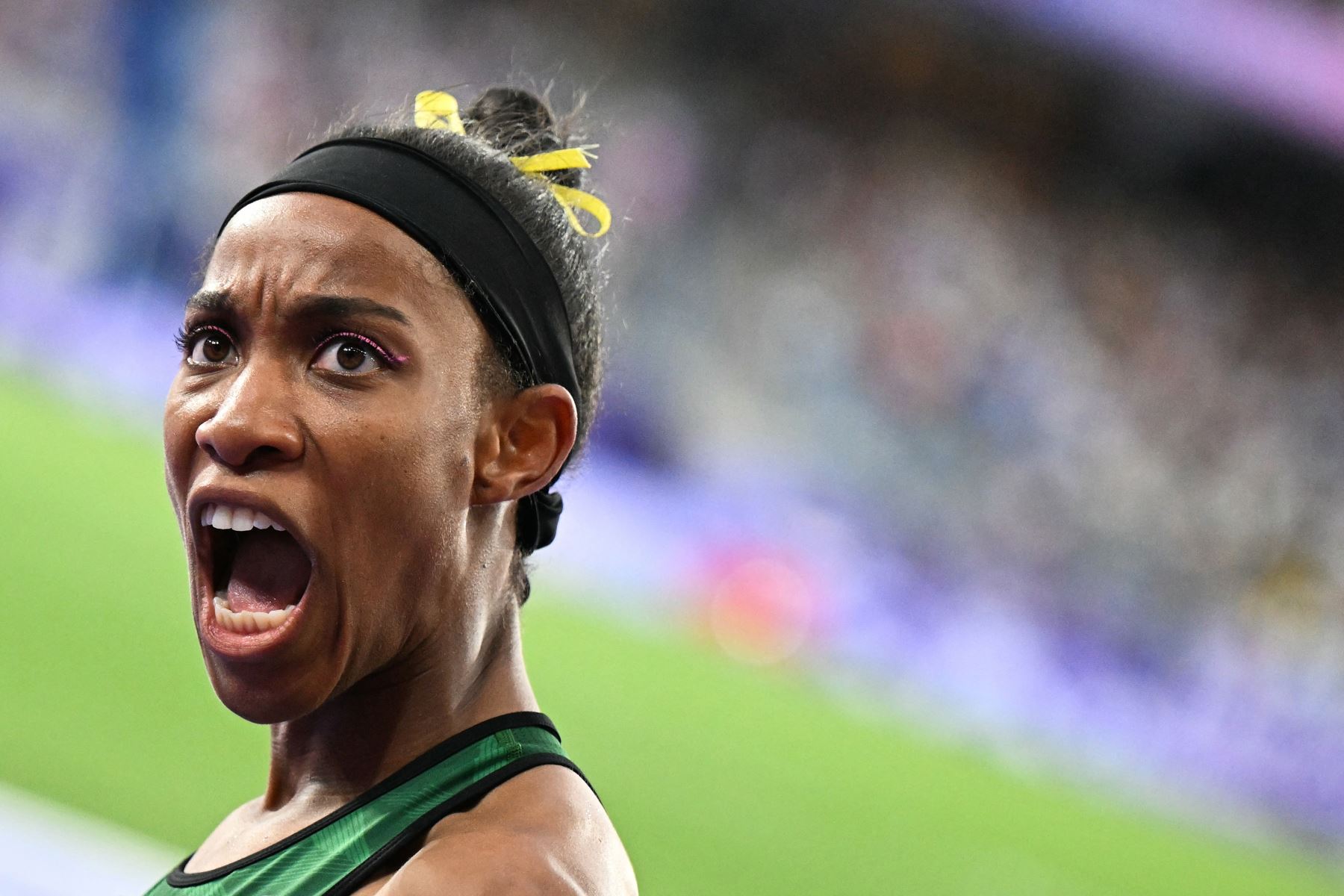 Thea Lafond, medallista de oro de Dominica, celebra después de la final de triple salto femenino del evento de atletismo en los Juegos Olímpicos de París 2024 en el Stade de France en Saint-Denis, al norte de París.
Foto: AFP