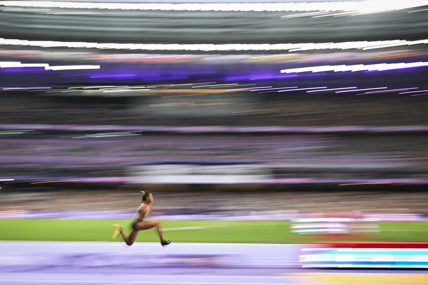 Thea Lafond de Dominica compite en la final de triple salto femenino de la prueba de atletismo de los Juegos Olímpicos de París 2024 en el Stade de France en Saint-Denis, al norte de París.
Foto: AFP