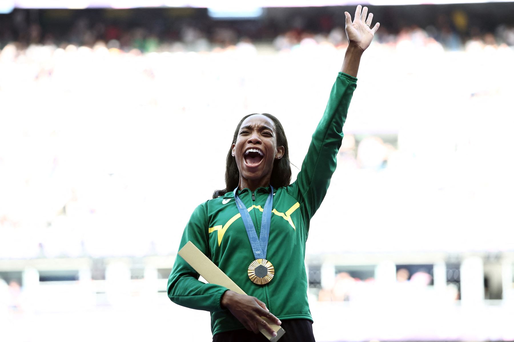 Thea Lafond, medallista de oro de Dominica, celebra en el podio durante la ceremonia de victoria del evento de atletismo de triple salto femenino durante los Juegos Olímpicos de París 2024 en el Stade de France en Saint-Denis, al norte de París.
Foto: AFP