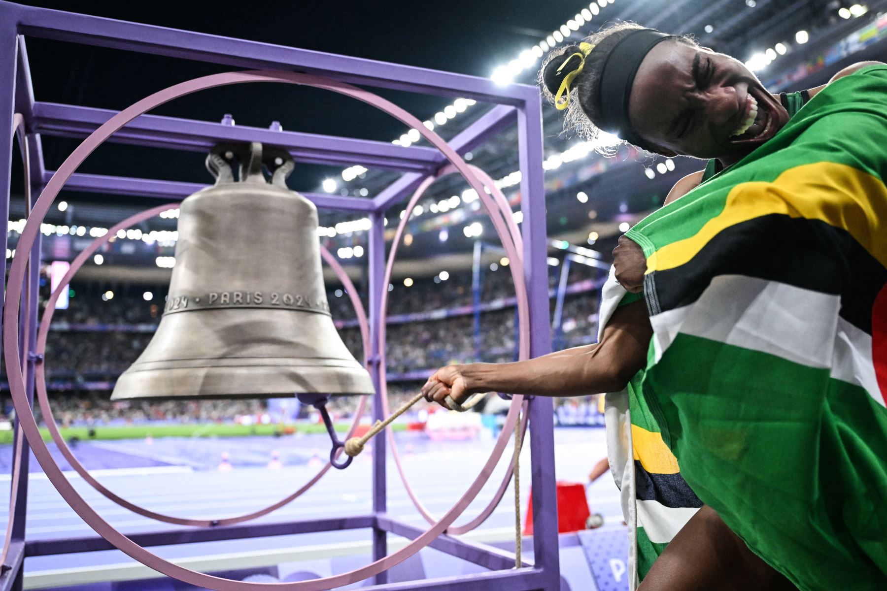 Thea Lafond, medallista de oro de Dominica, celebra después de la final de triple salto femenino del evento de atletismo en los Juegos Olímpicos de París 2024 en el Stade de France en Saint-Denis, al norte de París.
Foto: AFP