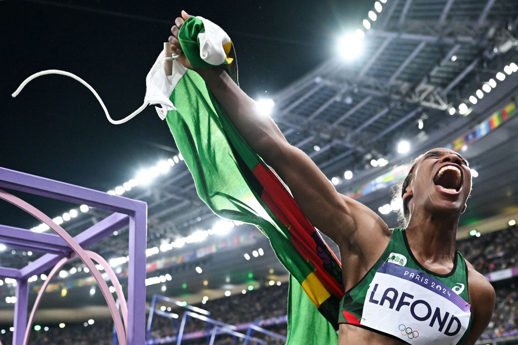 Thea Lafond, medallista de oro de Dominica, celebra después de la final de triple salto femenino del evento de atletismo en los Juegos Olímpicos de París 2024 en el Stade de France en Saint-Denis, al norte de París.
Foto: AFP