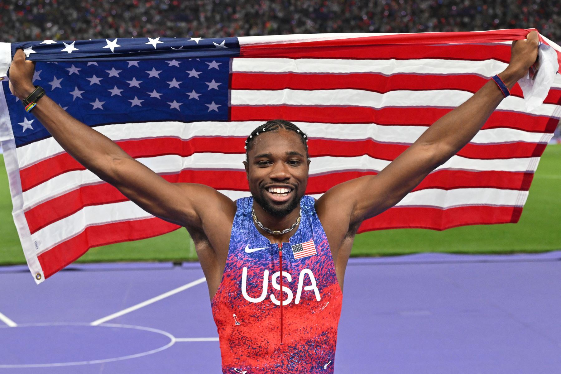 El estadounidense Noah Lyles celebra después de ganar la final masculina de 100 metros de la prueba de atletismo de los Juegos Olímpicos de París 2024 en el Stade de France en Saint-Denis, al norte de París.
Foto: AFP