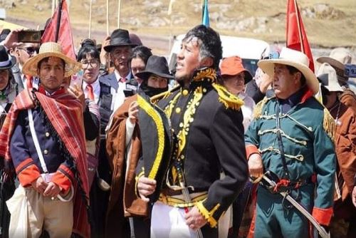 En la escenifición se destacó el apoyo crucial de los montoneros (vestidos con ponchos y trajes andinos) y las rabonas, mujeres que acompañaron a los soldados y les proporcionaron alimentos y apoyo moral.