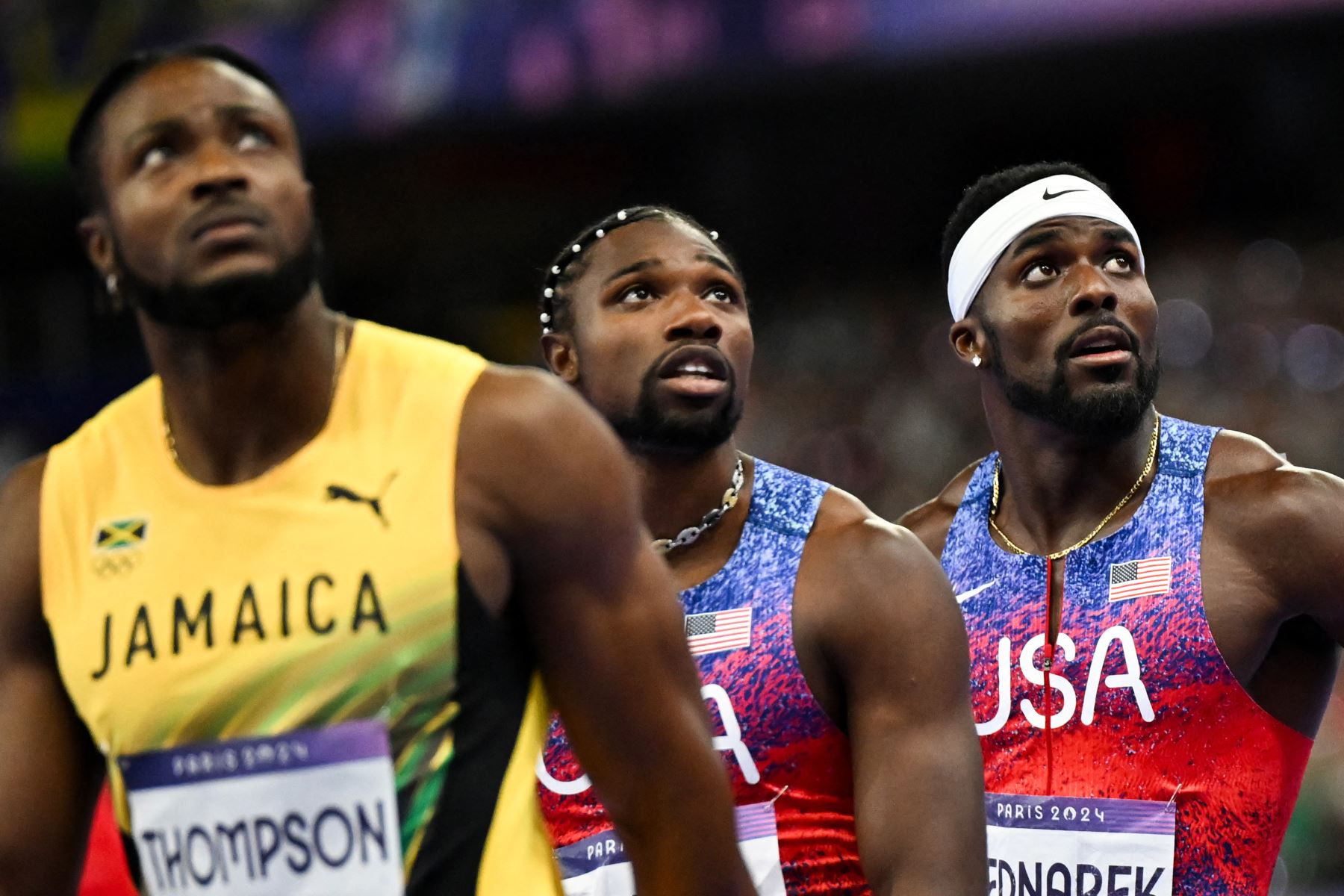 La jamaicana Kishane Thompson,  el estadounidense Noah Lyles y el estadounidense Kenneth Bednarek (derecha) reaccionan después de cruzar la línea de meta en la final masculina de 100 metros de la prueba de atletismo de los Juegos Olímpicos de París 2024 en el Stade de France en Saint-Denis, al norte. de París.
Foto: AFP