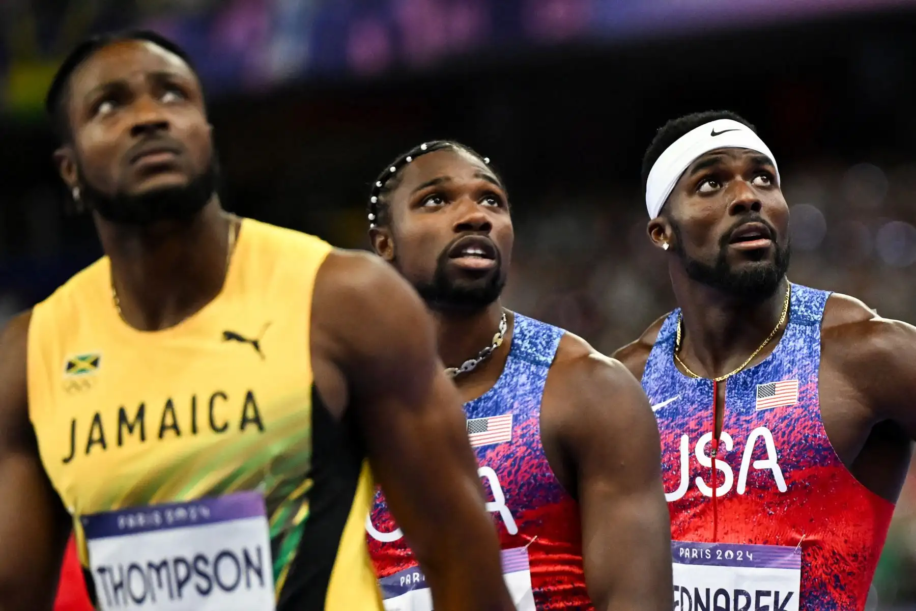 La jamaicana Kishane Thompson,  el estadounidense Noah Lyles y el estadounidense Kenneth Bednarek (derecha) reaccionan después de cruzar la línea de meta en la final masculina de 100 metros de la prueba de atletismo de los Juegos Olímpicos de París 2024 en el Stade de France en Saint-Denis, al norte. de París.
Foto: AFP
