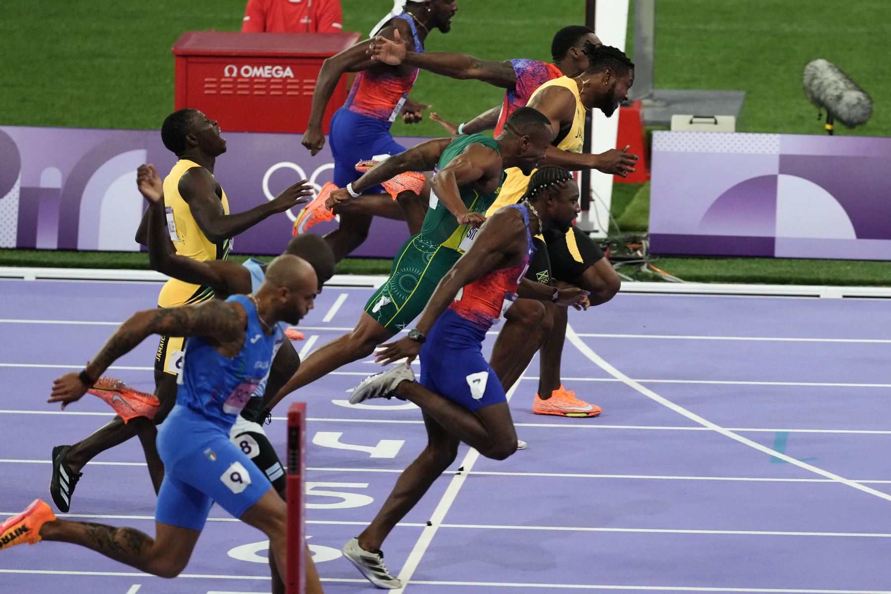 Lamont Marcell Jacobs de Italia, Letsile Tebogo de Botswana, Noah Lyles de EE. UU., Sevilla Oblique de Jamaica, Akani Simbine de Sudáfrica, Kishane Thompson de Jamaica, Fred Kerley de EE. UU. y Kenneth Bednarek de EE. UU. compiten en la final masculina de 100 metros de atletismo Evento en los Juegos Olímpicos de París 2024 en el Stade de France en Saint-Denis, al norte de París.
Foto: AFP