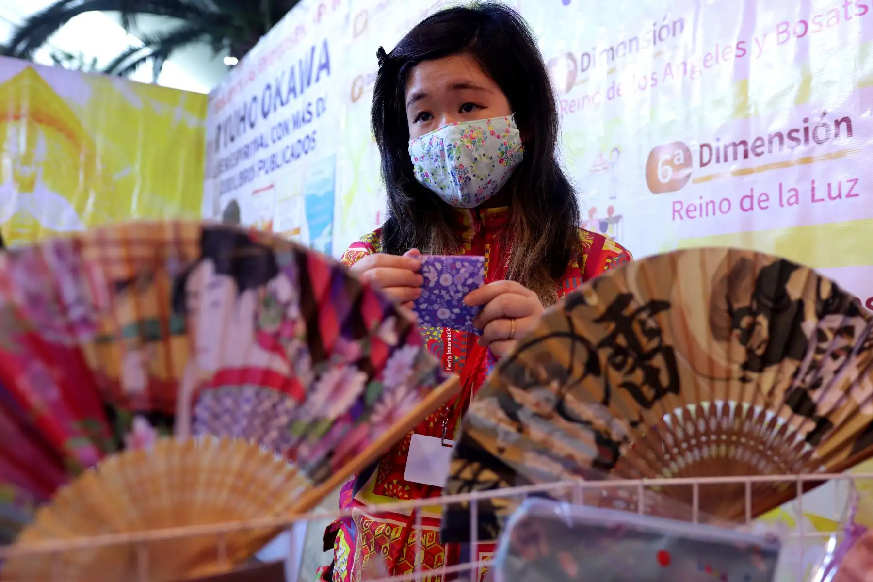 Libros sobre cultura japonesa en el stand Happy Science, de la Feria Internacional del Libro. Foto: ANDINA / Lino Chipana.