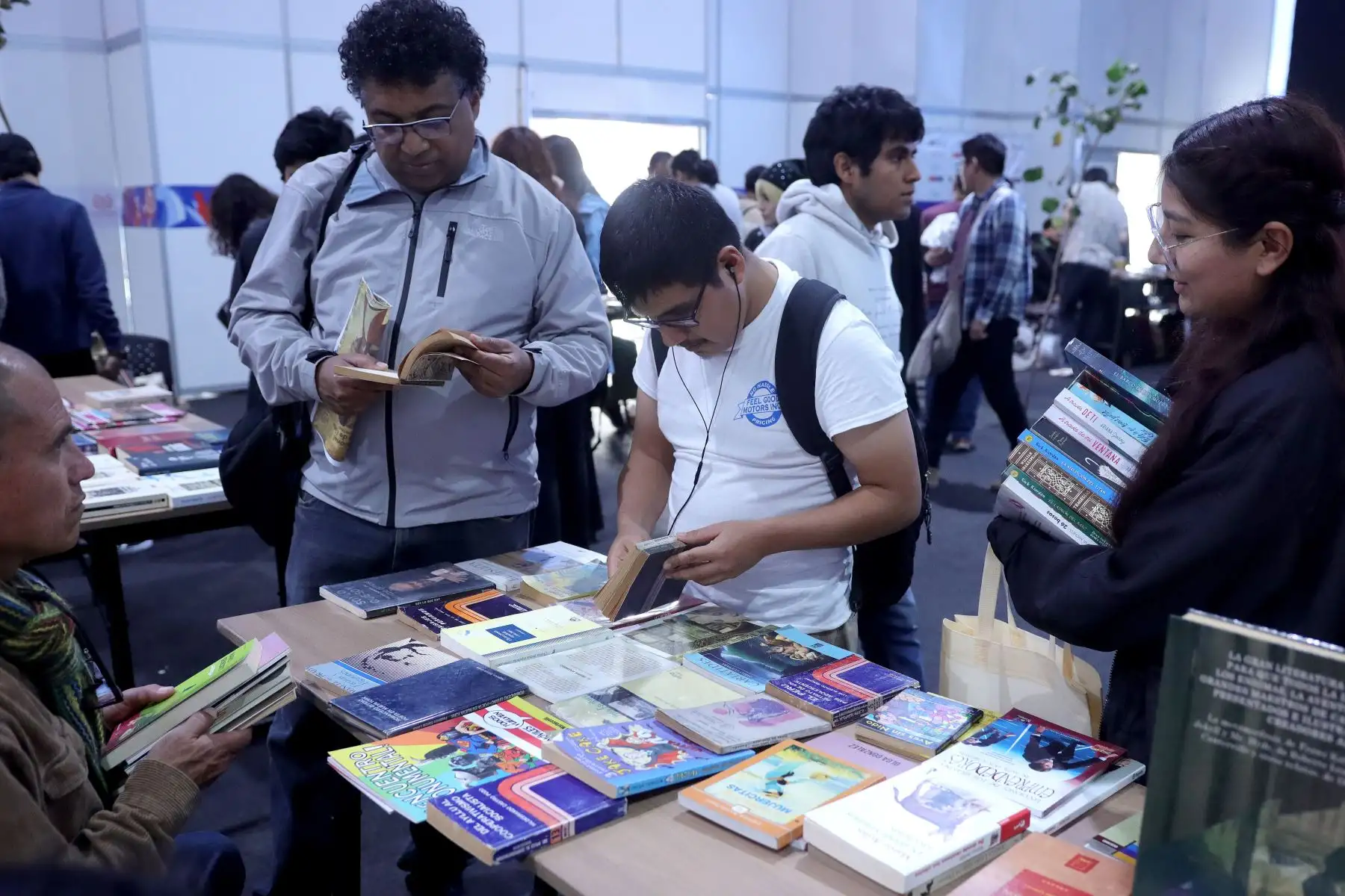 Truequetón de libros, revistas, afiches, en la Feria Internacional del Libro. Foto: ANDINA / Lino Chipana.