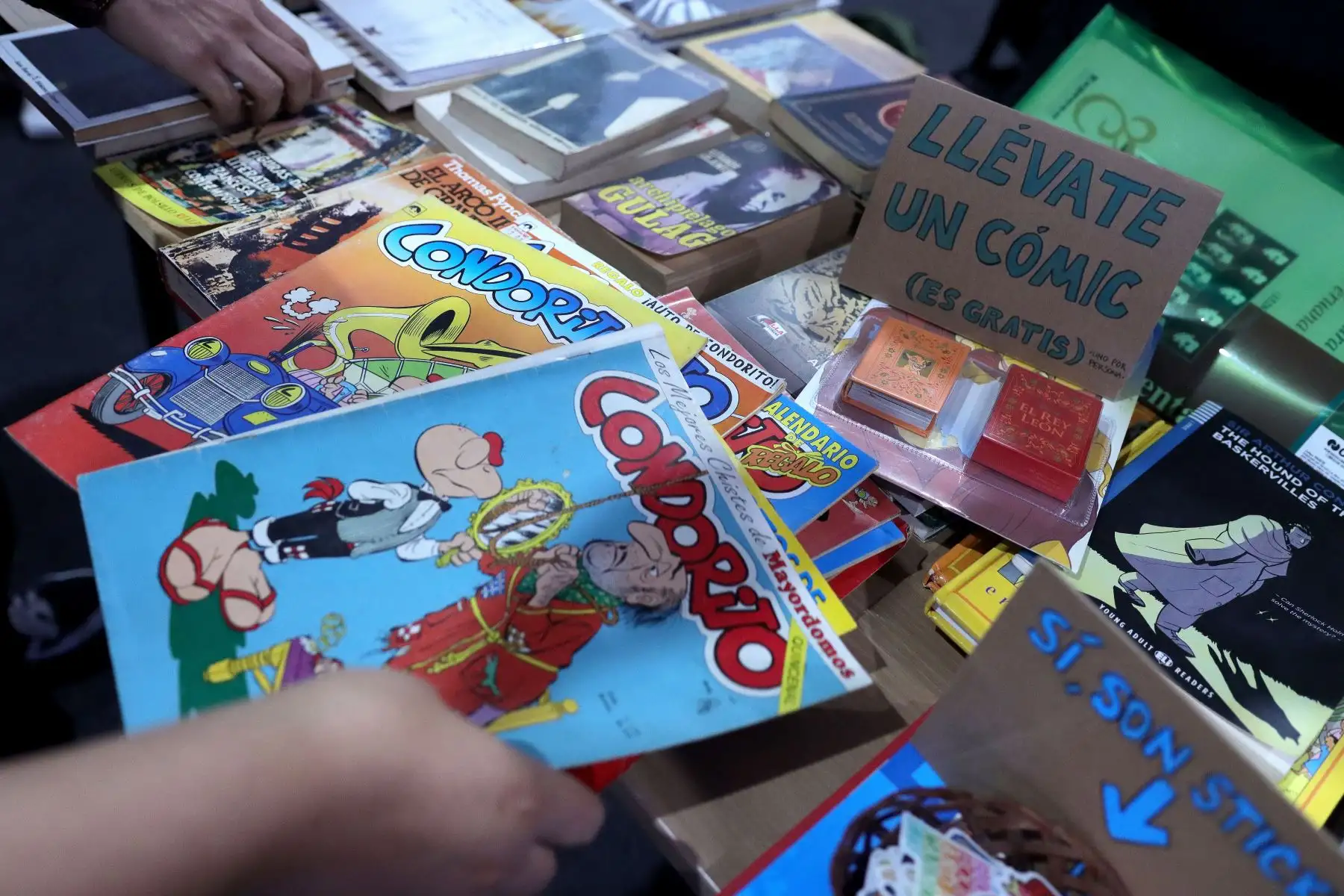 Truequetón de libros, revistas, afiches, en la Feria Internacional del Libro. Foto: ANDINA / Lino Chipana.