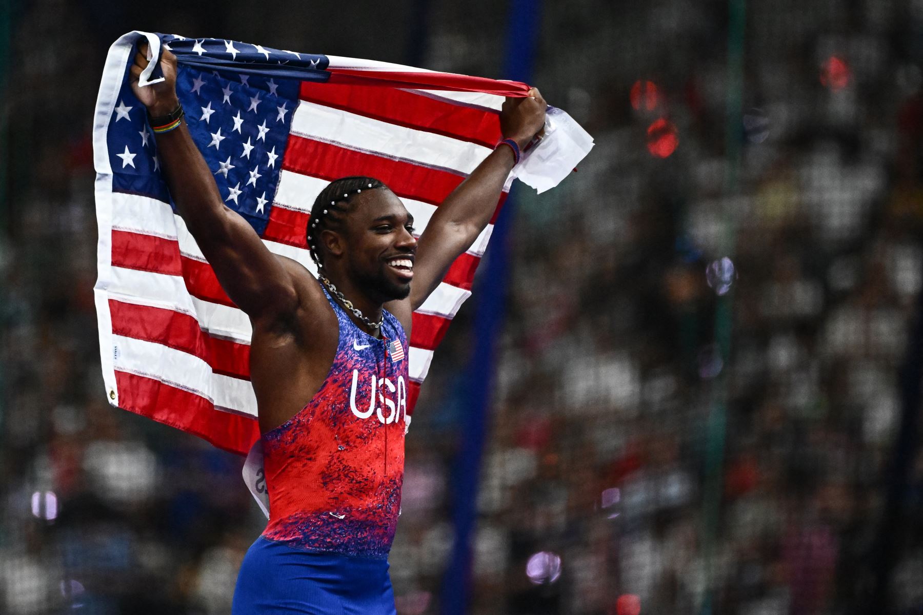 El estadounidense Noah Lyles celebra después de ganar la final masculina de 100 metros de la prueba de atletismo de los Juegos Olímpicos de París 2024 en el Stade de France en Saint-Denis, al norte de París.
Foto: AFP