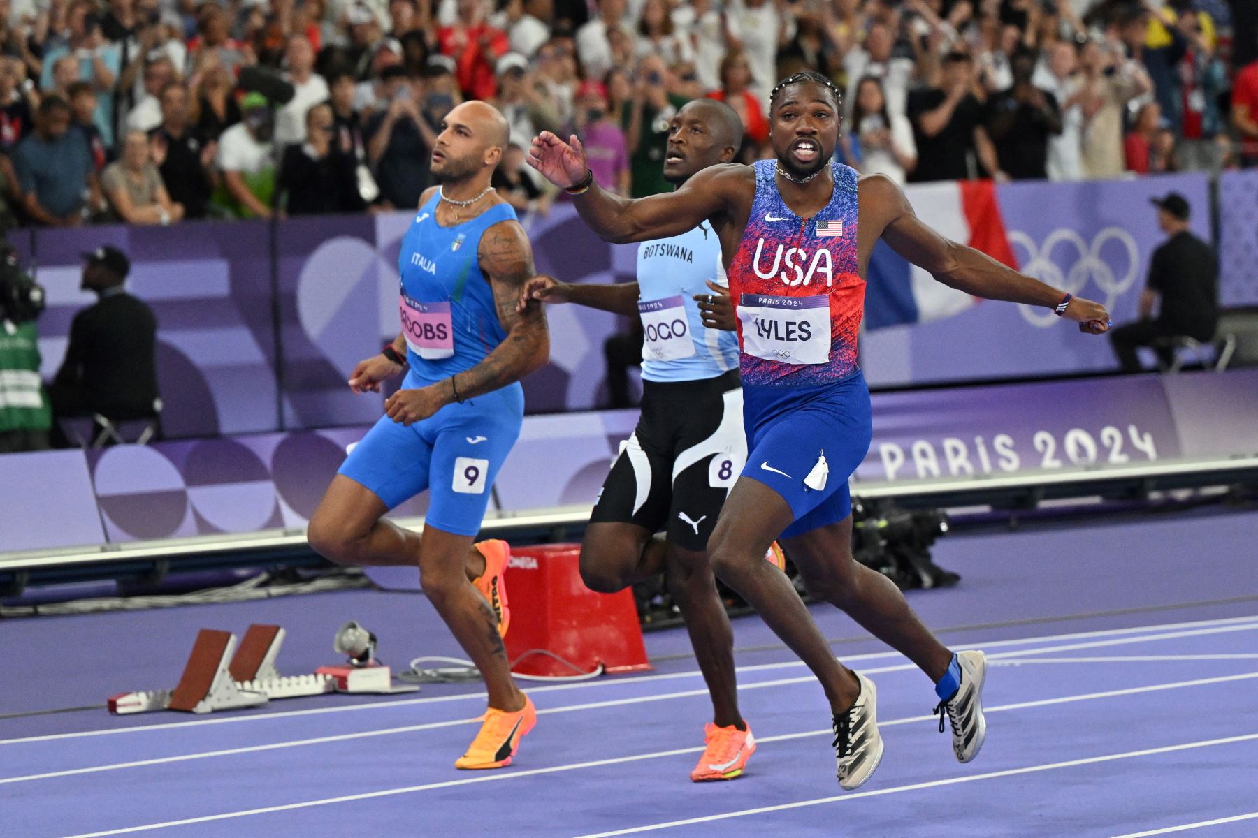 El estadounidense Noah Lyles  cruza la línea de meta en la final masculina de 100 metros de la prueba de atletismo de los Juegos Olímpicos de París 2024 en el Stade de France en Saint-Denis, al norte de París.
Foto: AFP