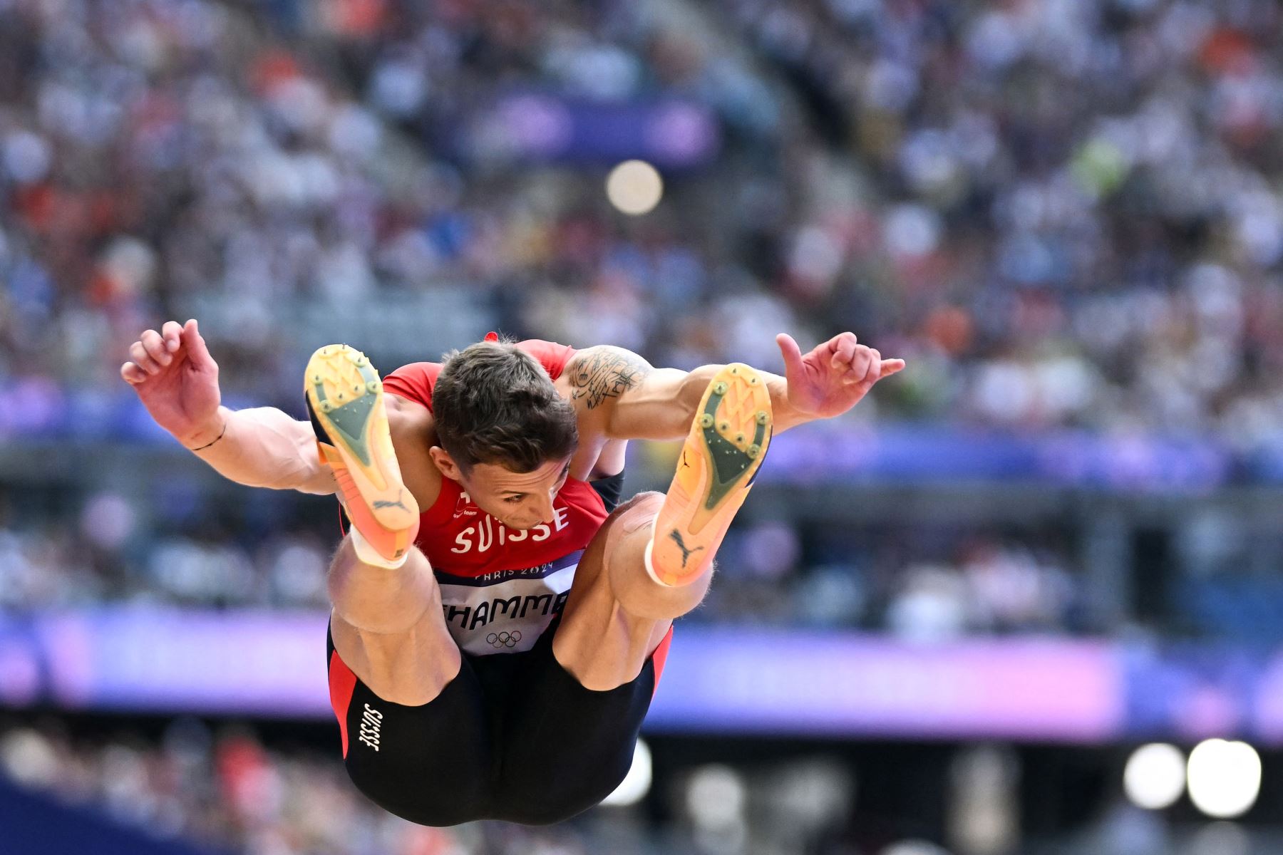 El suizo Simon Ehammer compite en la clasificación masculina de salto de longitud de la prueba de atletismo de los Juegos Olímpicos de París 2024 en el Stade de France en Saint-Denis, al norte de París.
Foto: AFP