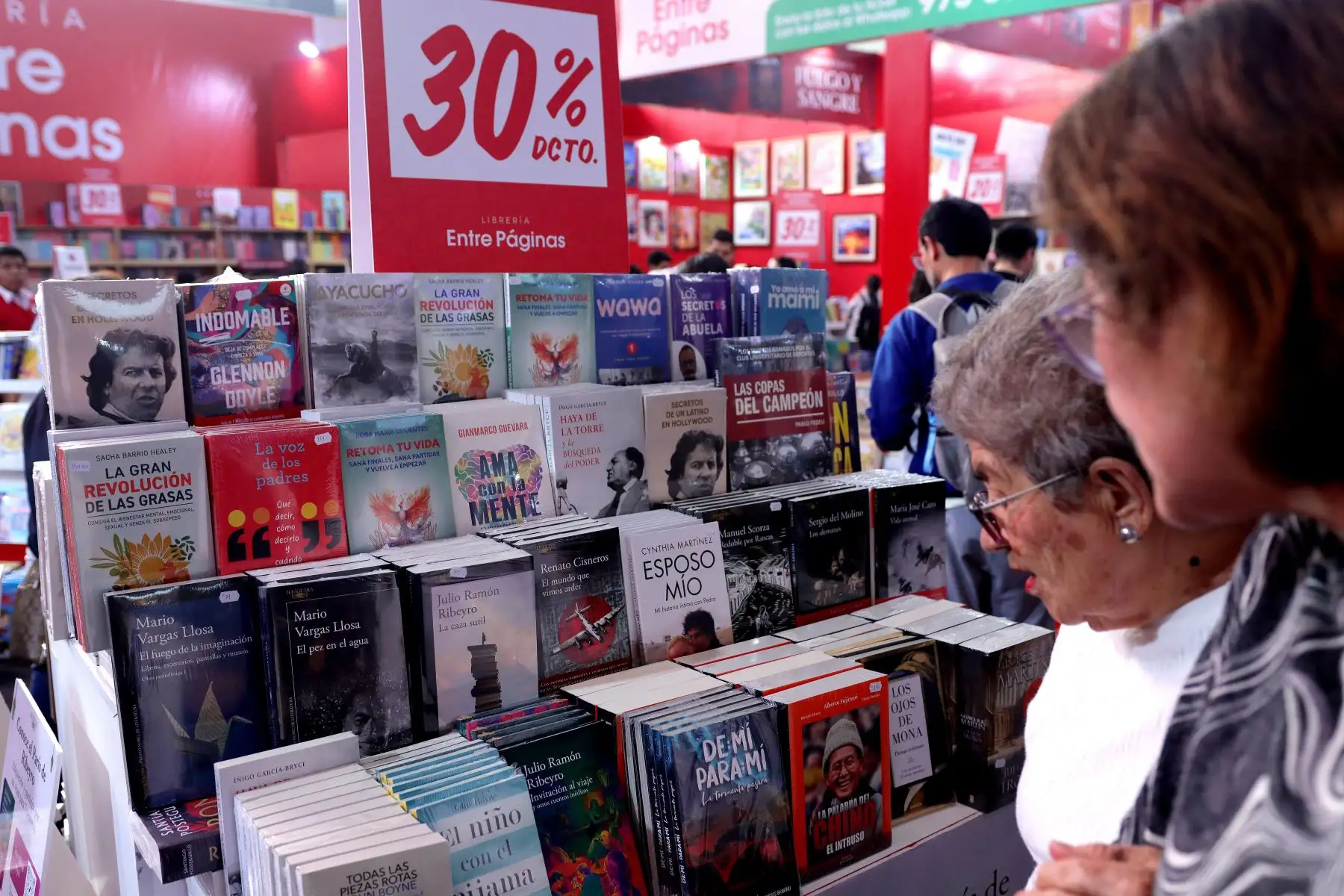 Ofertas de libros en las diversas editoriales y  distribuidores de libros.
Feria Internacional del Libro.
Foto: ANDINA / Lino Chipana.