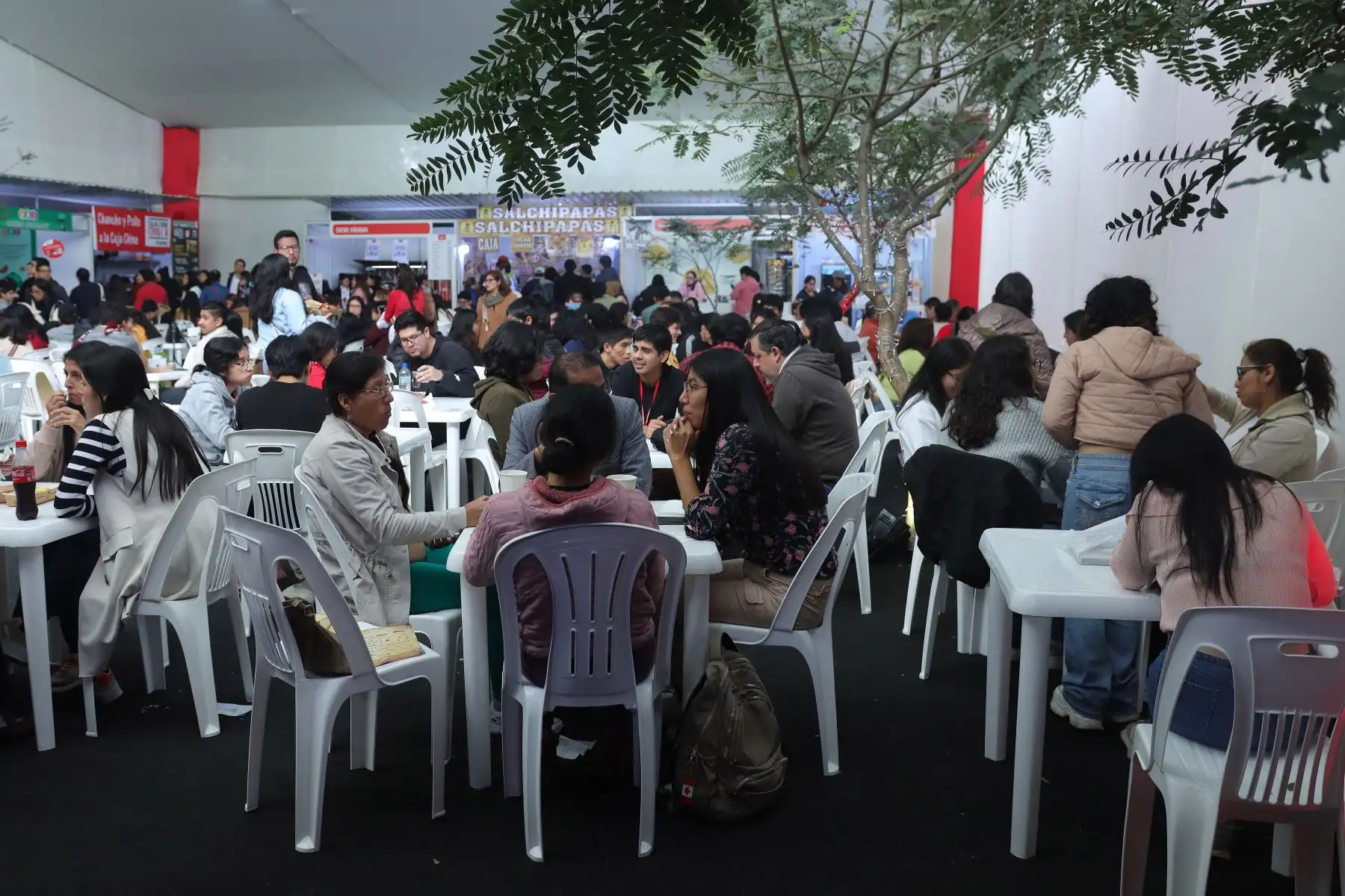 Público disfrutando de una variedad gastronómica.
Feria Internacional del Libro.
Foto: ANDINA / Lino Chipana.