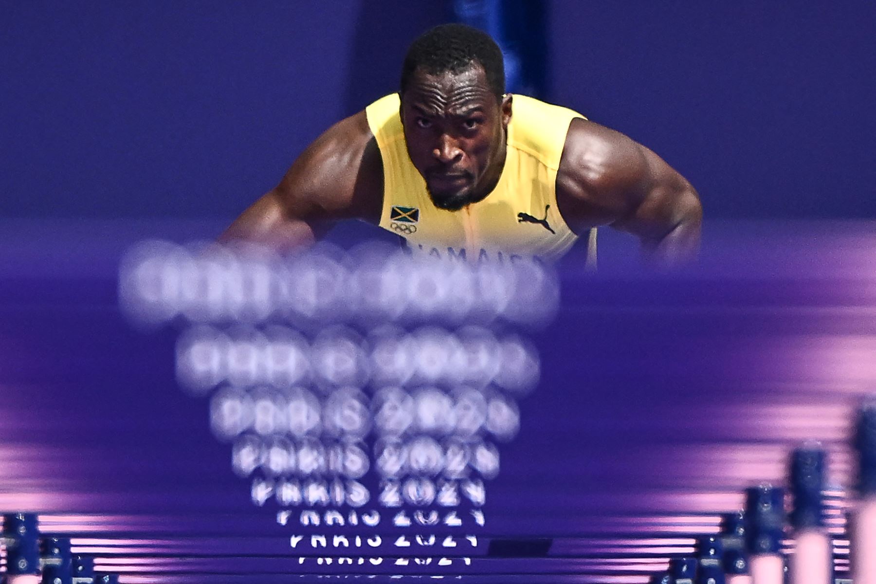 El jamaicano Hansle Parchment se prepara para tomar la salida en los 110 metros con vallas masculinos de la prueba de atletismo de los Juegos Olímpicos de París 2024 en el Stade de France en Saint-Denis, al norte de París.
Foto: AFP