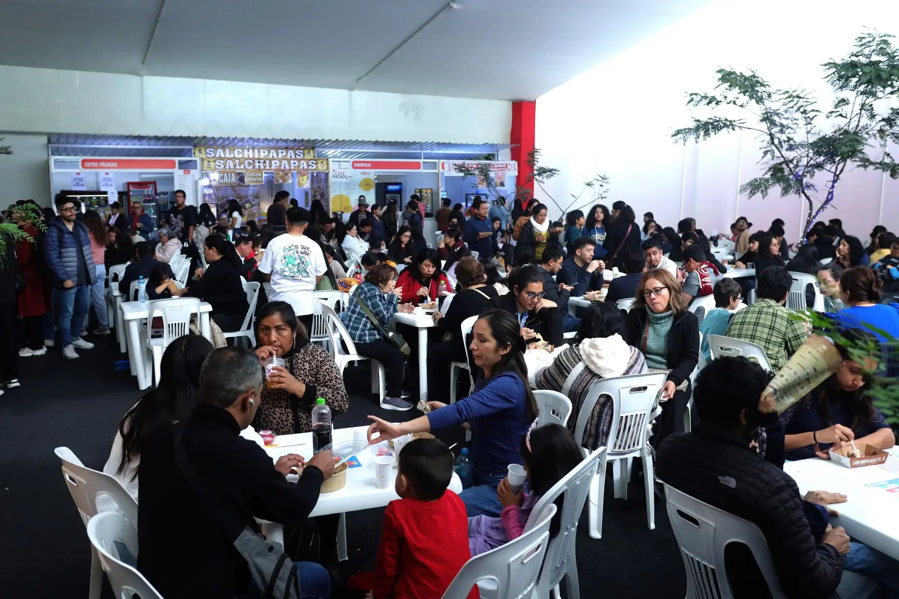 Público disfrutando de una variedad gastronómica.
Feria Internacional del Libro.
Foto: ANDINA / Lino Chipana.