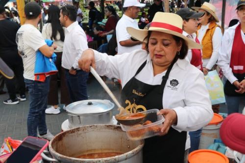 Las adoberas de Cayma señalaron que el secreto para la preparación del mejor adobo está en utilizar un buen concho de chica de guiñapo, para que pueda asentar y darle el sabor al adobo arequipeño.