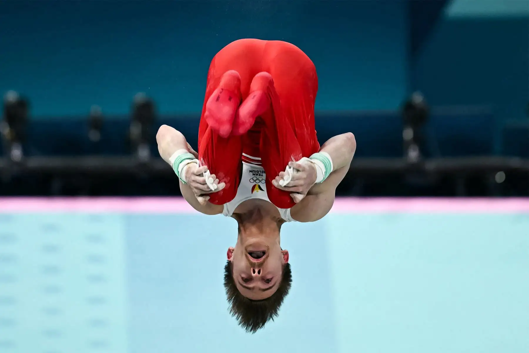 El belga Glen Cuyle compite en la final de anillos masculinos de gimnasia artística durante los Juegos Olímpicos de París 2024 en el Bercy Arena de París.
Foto: AFP