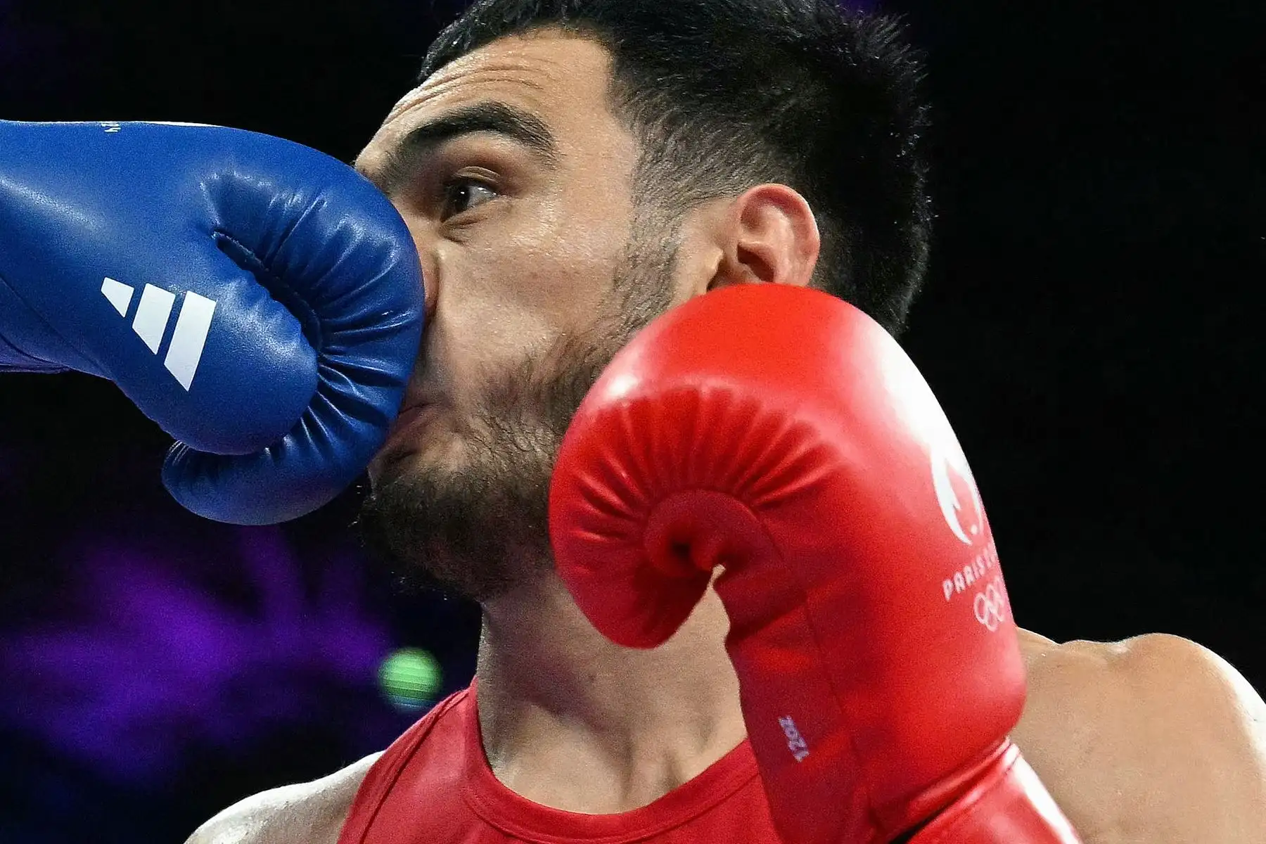 Lazizbek Mullojonov, de Uzbekistán, y Davlat Boltaev , de Tayikistán, compiten en la semifinal masculina de boxeo de 92 kg durante los Juegos Olímpicos de París 2024.
Foto: AFP
