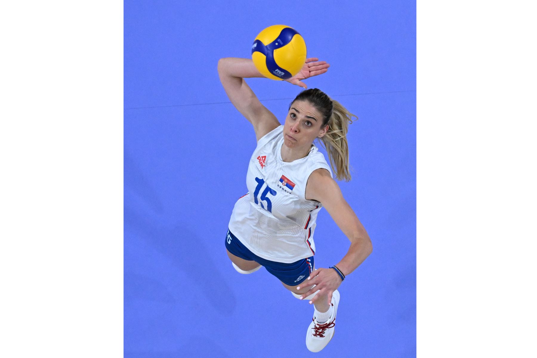 Una descripción general muestra a Jovana Stevanovic  de Serbia sirviendo el balón durante el partido de voleibol de la ronda preliminar femenina entre China y Serbia durante los Juegos Olímpicos de París 2024.
Foto: AFP