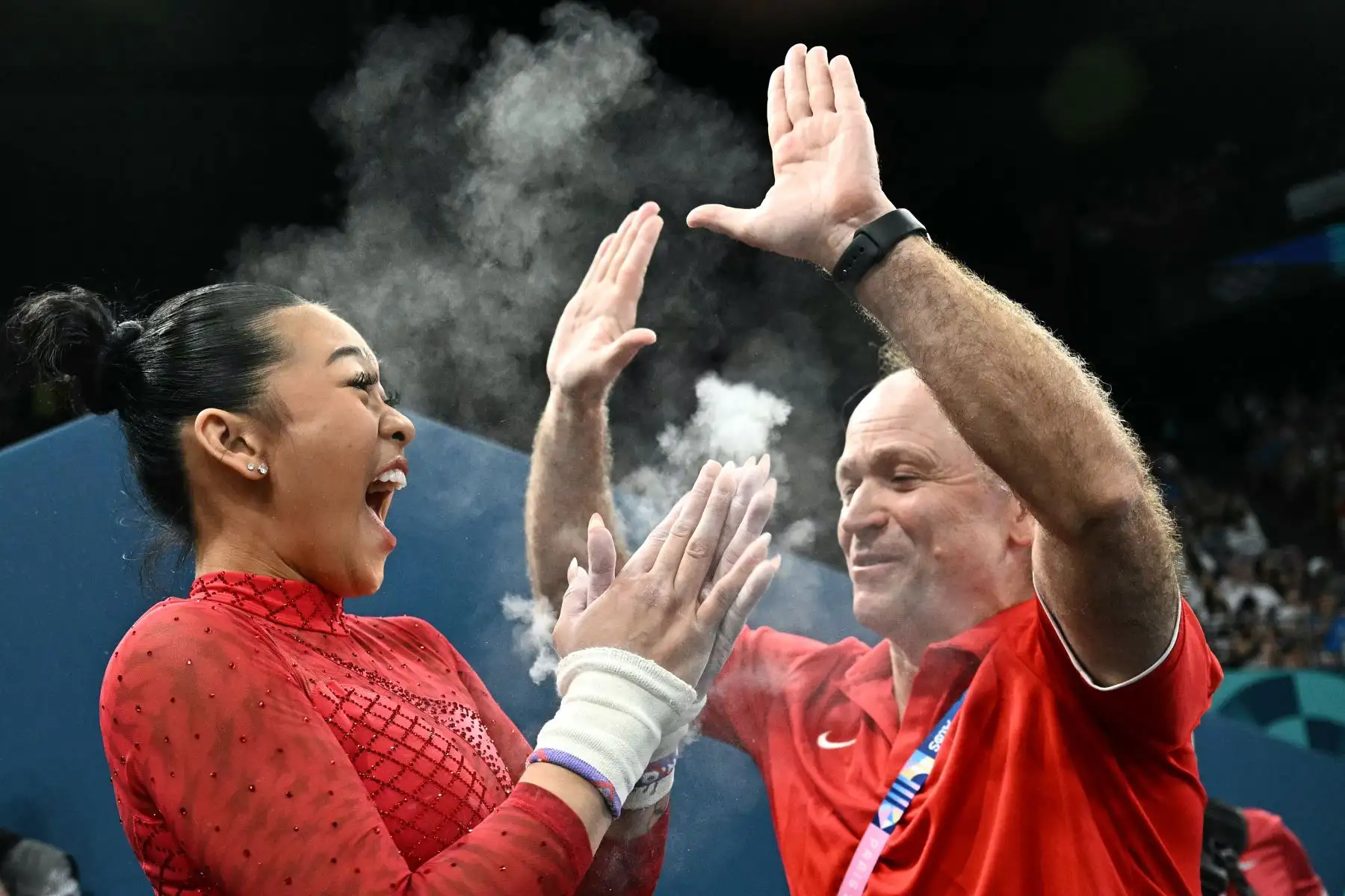 La estadounidense Sunisa Lee celebra ganar la medalla de bronce al final de su competencia en la final de barras asimétricas femeninas de gimnasia artística durante los Juegos Olímpicos de París 2024.
Foto: AFP
