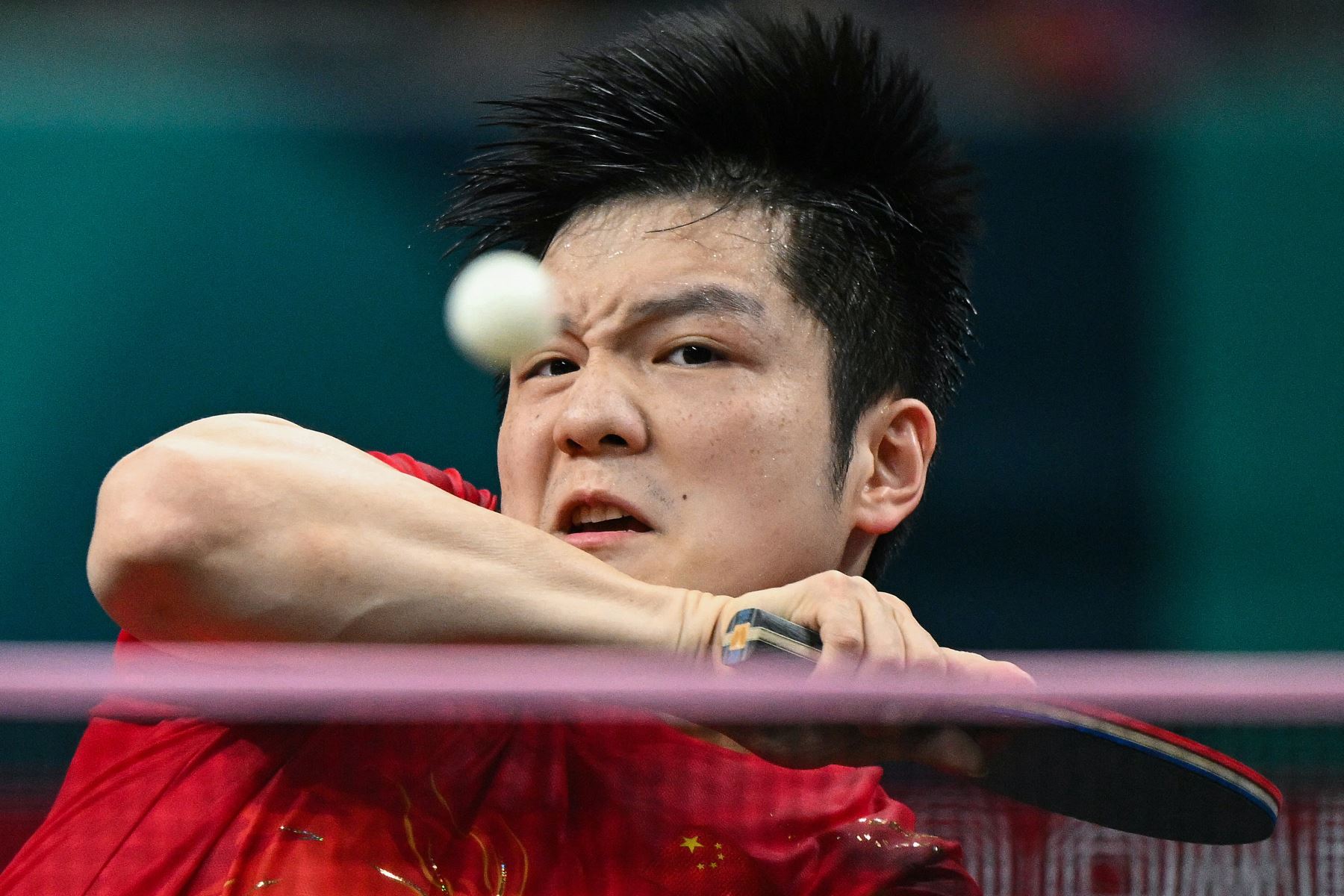 El chino Fan Zhendong devuelve el balón durante su partido por la medalla de oro en individuales de tenis de mesa masculino contra el sueco Truls Moregard en los Juegos Olímpicos de París 2024 .
Foto: AFP