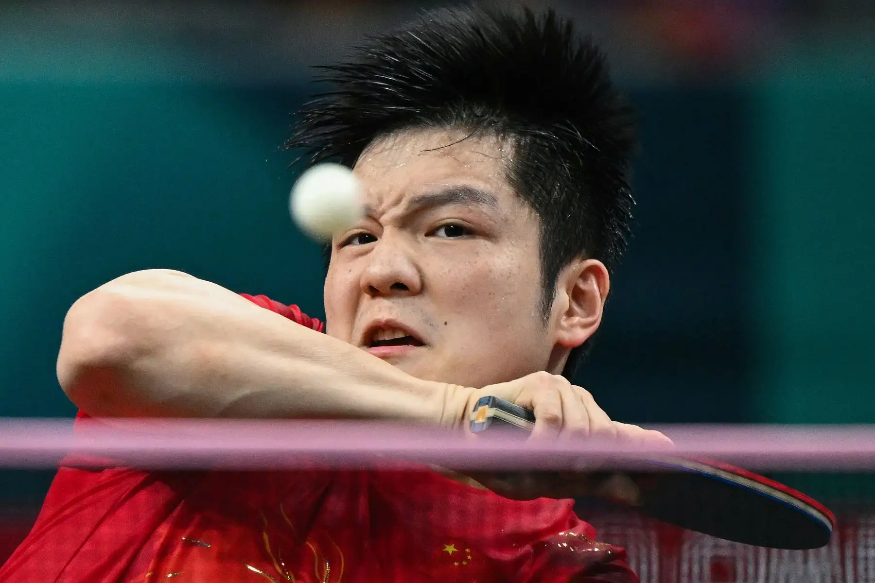 El chino Fan Zhendong devuelve el balón durante su partido por la medalla de oro en individuales de tenis de mesa masculino contra el sueco Truls Moregard en los Juegos Olímpicos de París 2024 .
Foto: AFP