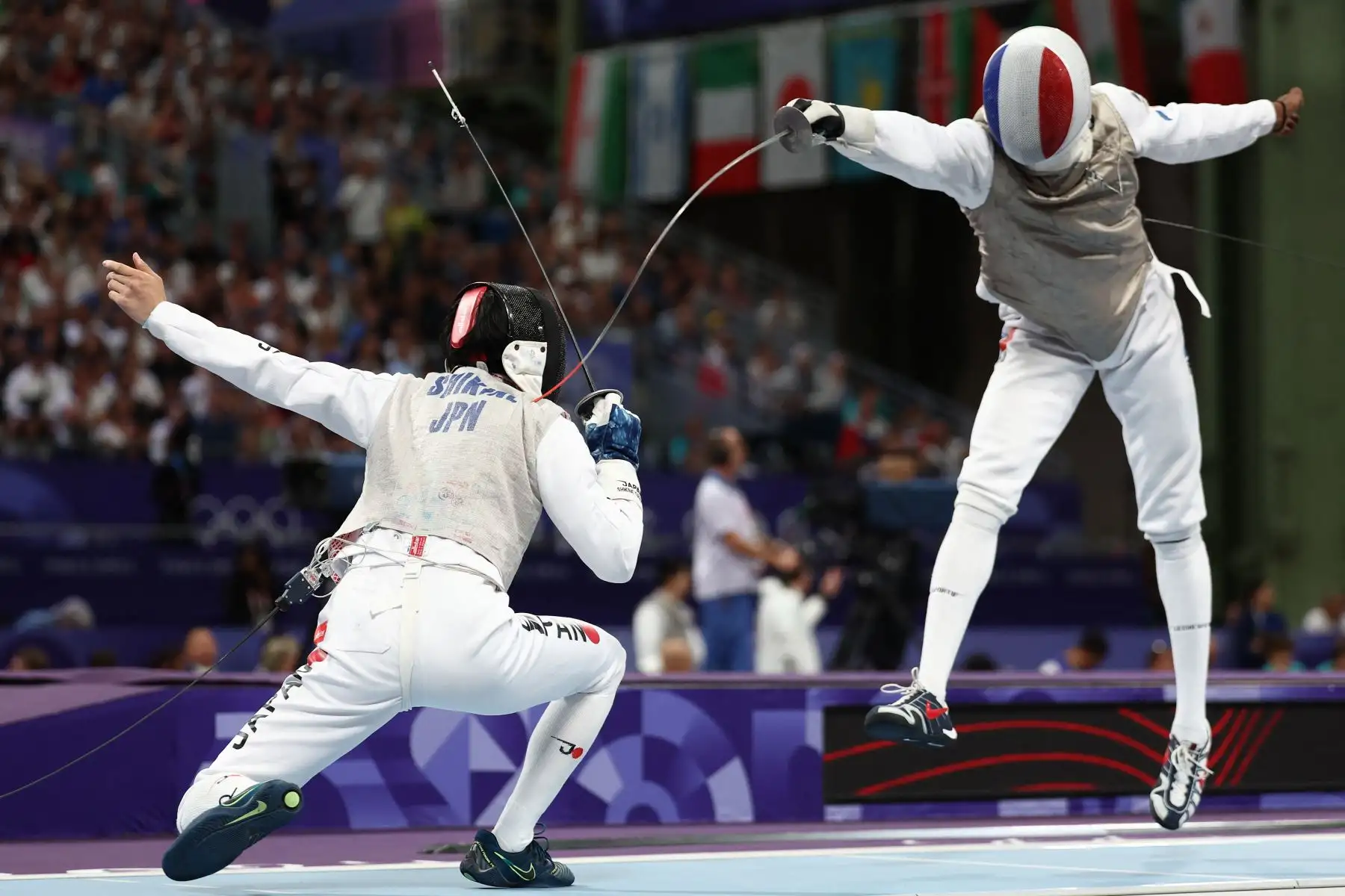El japonés Takahiro Shikine compite contra el francés Enzo Lefort en la semifinal por equipos de florete masculino entre Japón y Francia durante los Juegos Olímpicos de París 2024.
Foto: AFP