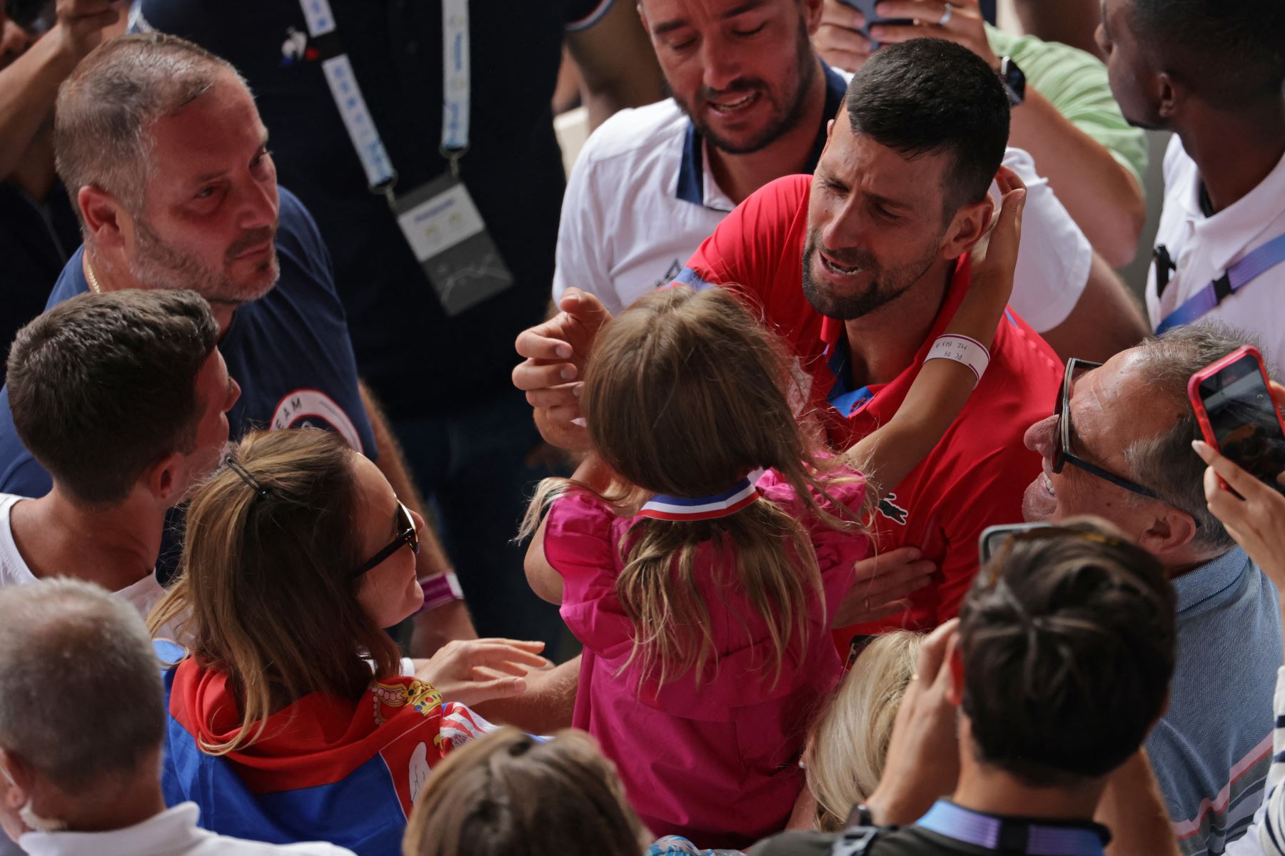 El serbio Novak Djokovic celebra con su familia entre la multitud después de vencer al español Carlos Alcaraz en la final masculina de tenis individual en la cancha Philippe-Chatrier del estadio Roland-Garros durante los Juegos Olímpicos París 2024.
Foto: AFP