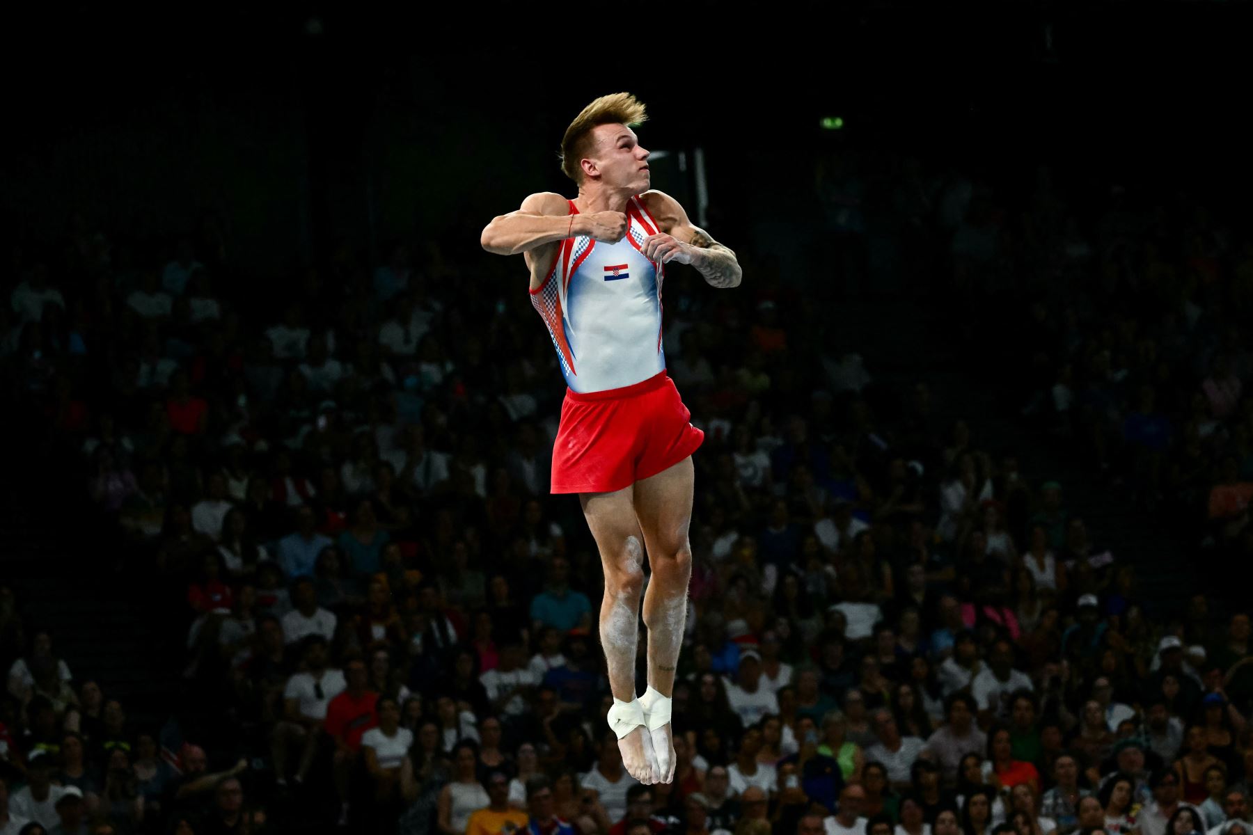 El croata Aurel Benovic compite en la final de salto masculino de gimnasia artística durante los Juegos Olímpicos de París 2024 en el Bercy Arena de París.
Foto: AFP