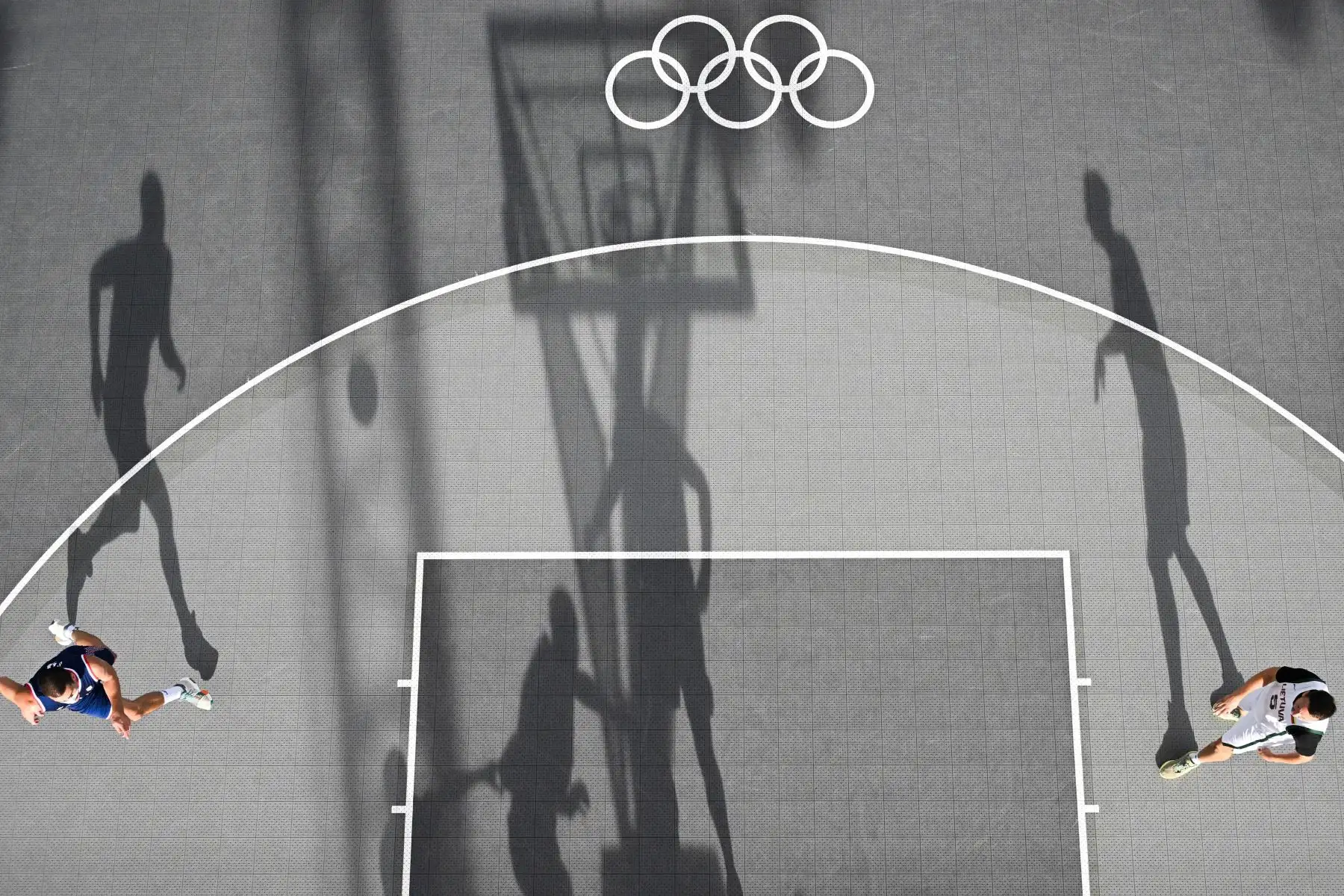 Una descripción general muestra a los jugadores compitiendo en el partido de baloncesto 3x3 de la ronda de grupos masculino entre Lituania y Serbia durante los Juegos Olímpicos de París 2024 en La Concorde de París.
Foto: AFP