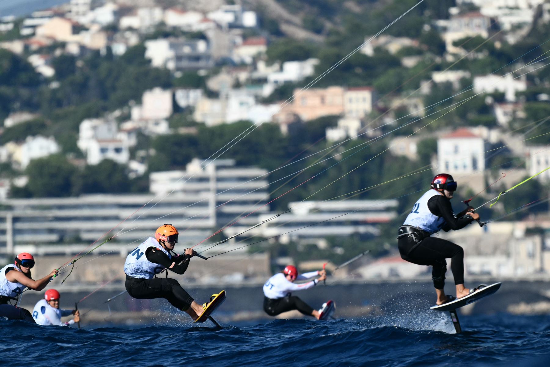 Chen Jingyue de China y Justina Kitchen de Nueva Zelanda compiten en la carrera 2 del evento de kiteboarding de fórmula femenina durante la competición de vela de los Juegos Olímpicos de París 2024 .
Foto: AFP