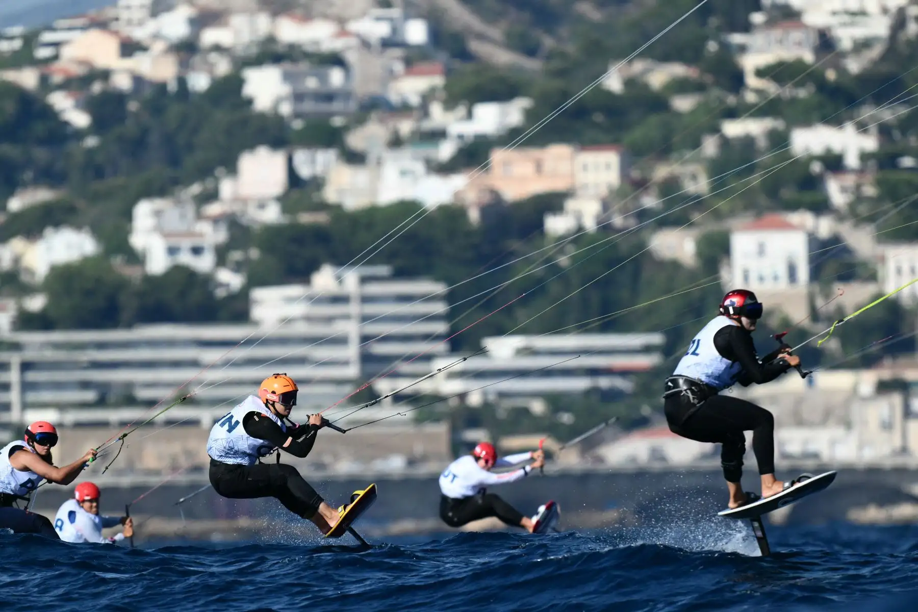 Chen Jingyue de China y Justina Kitchen de Nueva Zelanda compiten en la carrera 2 del evento de kiteboarding de fórmula femenina durante la competición de vela de los Juegos Olímpicos de París 2024 .
Foto: AFP