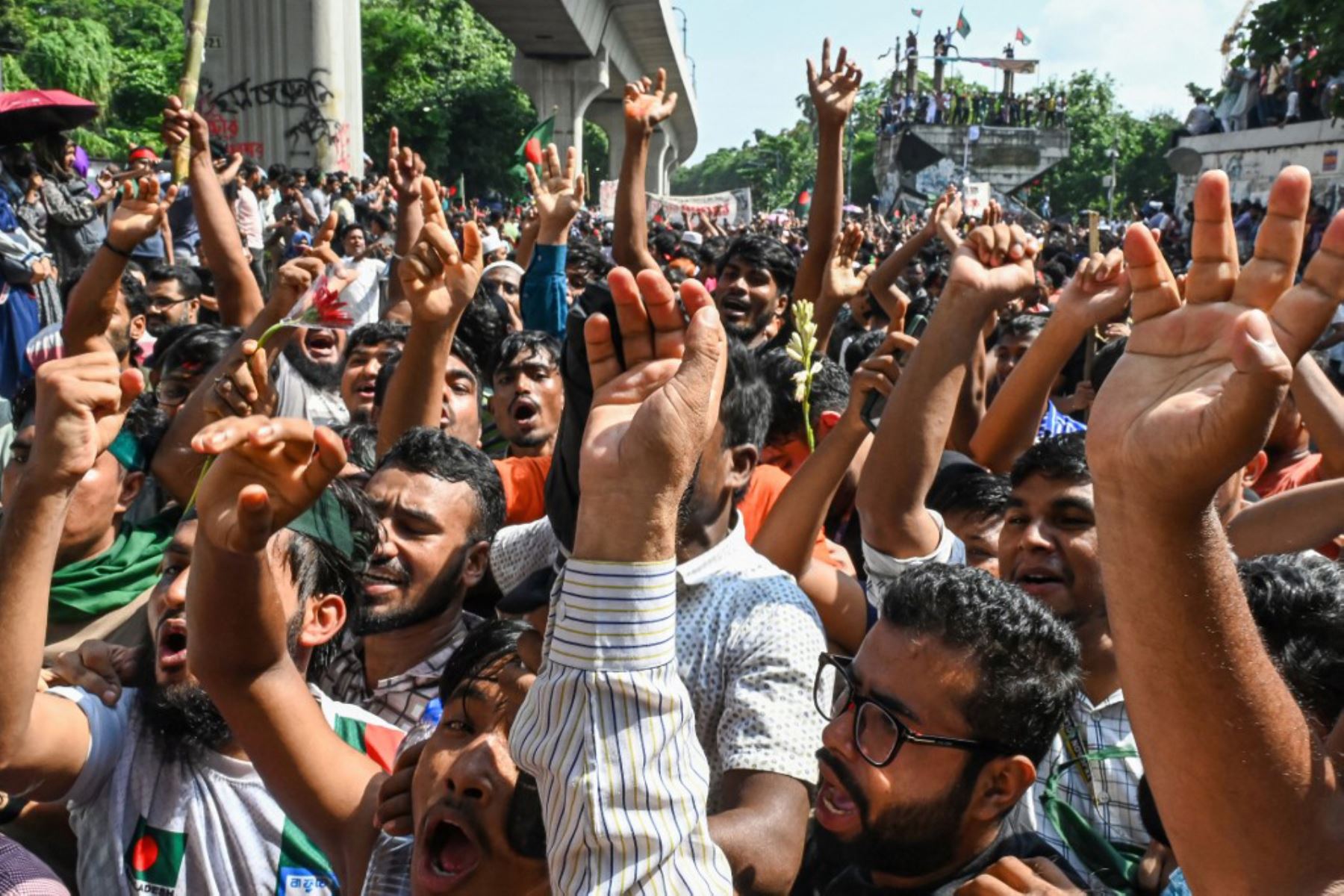 Las protestas en Bangladesh que comenzaron como manifestaciones dirigidas por estudiantes contra las reglas de contratación del gobierno en julio culminaron, con la huida del primer ministro y el anuncio de los militares. Foto: AFP