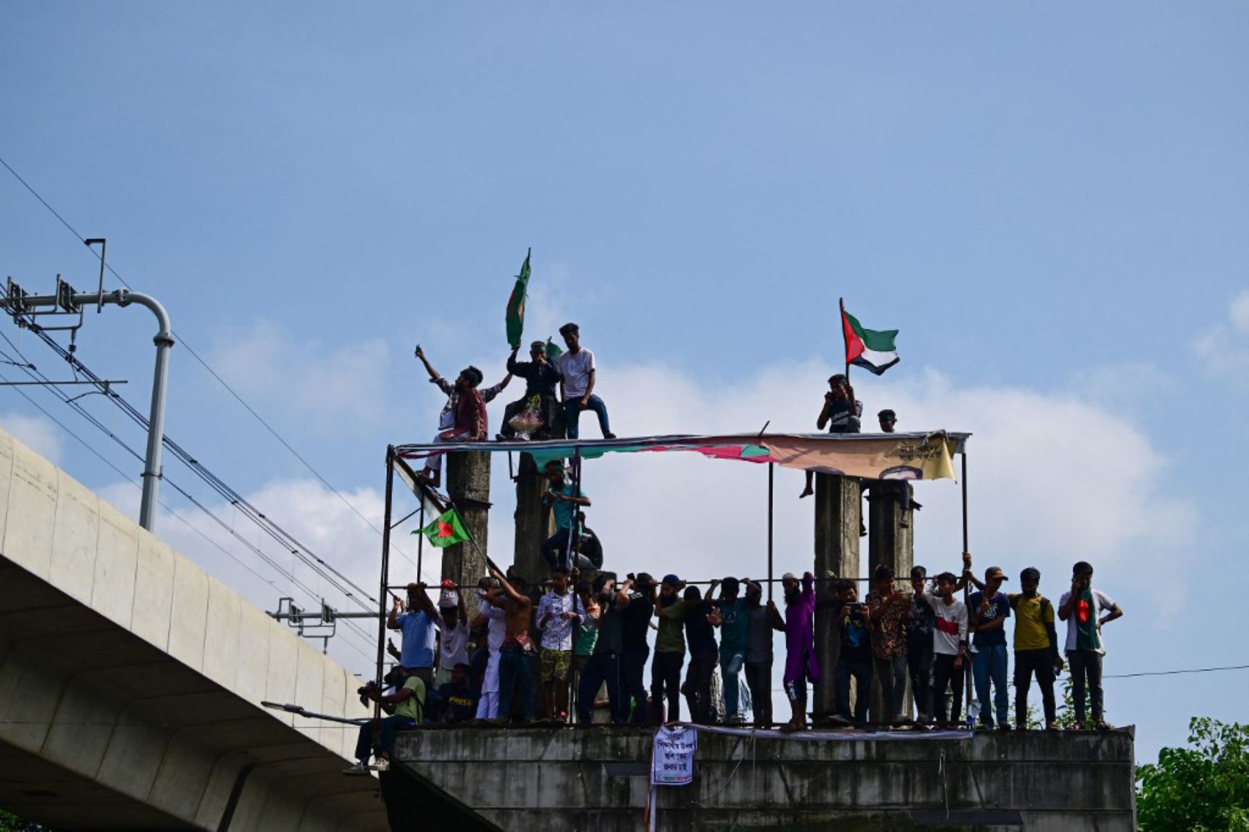 Las protestas en Bangladesh que comenzaron como manifestaciones dirigidas por estudiantes contra las reglas de contratación del gobierno en julio culminaron, con la huida del primer ministro y el anuncio de los militares. Foto: AFP