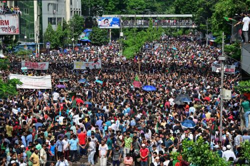 Las protestas en Bangladés que comenzaron como manifestaciones dirigidas por estudiantes contra las reglas de contratación del gobierno en julio culminaron, con la huida del primer ministro y el anuncio de los militares. Foto: AFP