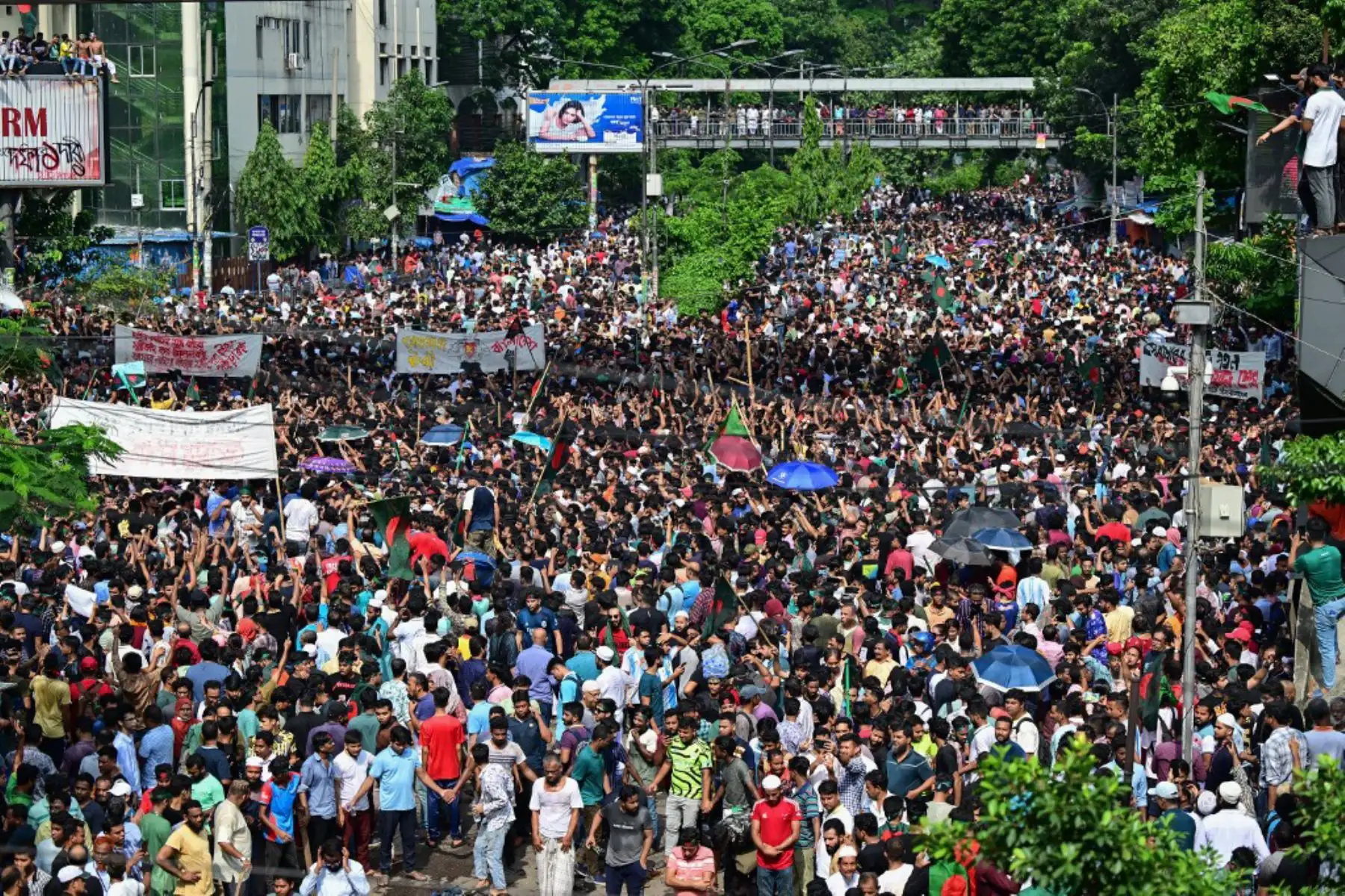 Las protestas en Bangladesh que comenzaron como manifestaciones dirigidas por estudiantes contra las reglas de contratación del gobierno en julio culminaron, con la huida del primer ministro y el anuncio de los militares. Foto: AFP