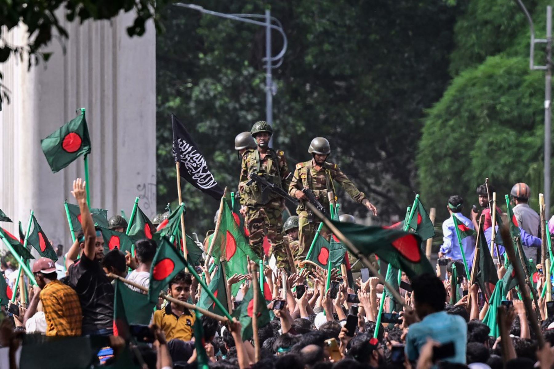 Manifestantes antigubernamentales celebran en Shahbag, cerca del área universitaria de Dhaka, en Dhaka. Foto: AFP