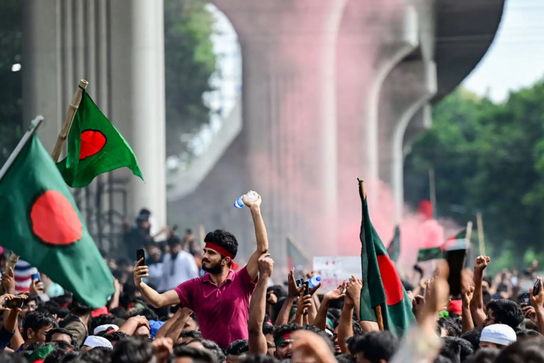 Manifestantes antigubernamentales celebran en Shahbag, cerca del área universitaria de Dhaka, en Dhaka. Foto: AFP

Las protestas en Bangladesh que comenzaron como manifestaciones dirigidas por estudiantes contra las reglas de contratación del gobierno en julio culminaron, con la huida del primer ministro y el anuncio de los militares. Foto: AFP