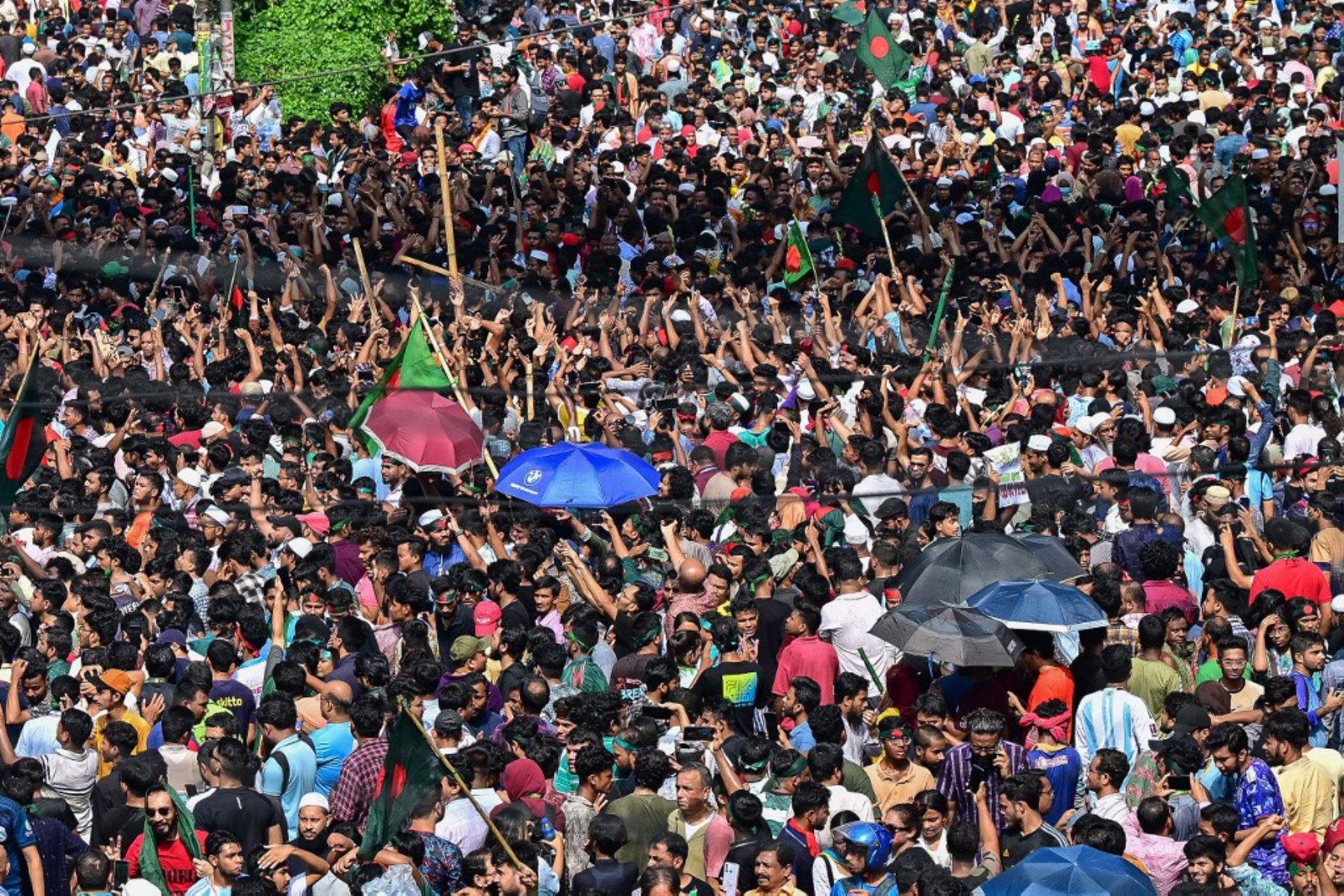 Manifestantes antigubernamentales celebran en Shahbag, cerca del área universitaria de Dhaka, en Dhaka. Foto: AFP