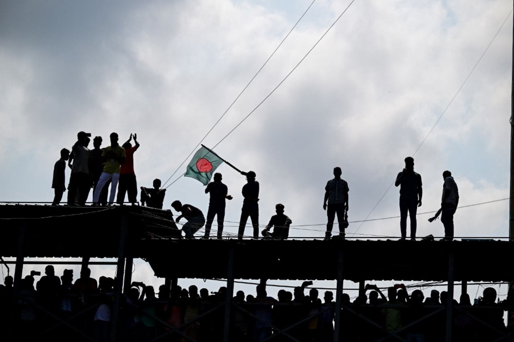 Manifestantes antigubernamentales celebran en Shahbag, cerca del área universitaria de Dhaka. Las protestas en Bangladesh que comenzaron como manifestaciones dirigidas por estudiantes contra las reglas de contratación del gobierno en julio culminaron con la huida del primer ministro. Foto: AFP