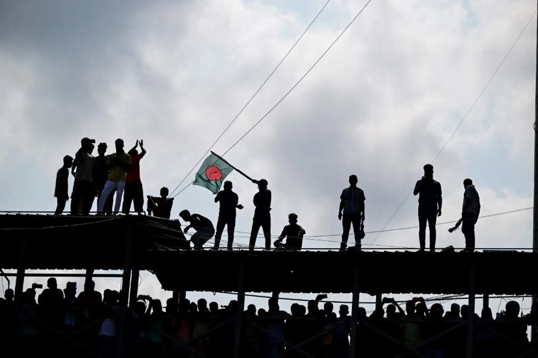 Manifestantes antigubernamentales celebran en Shahbag, cerca del área universitaria de Dhaka. Las protestas en Bangladesh que comenzaron como manifestaciones dirigidas por estudiantes contra las reglas de contratación del gobierno en julio culminaron con la huida del primer ministro. Foto: AFP
